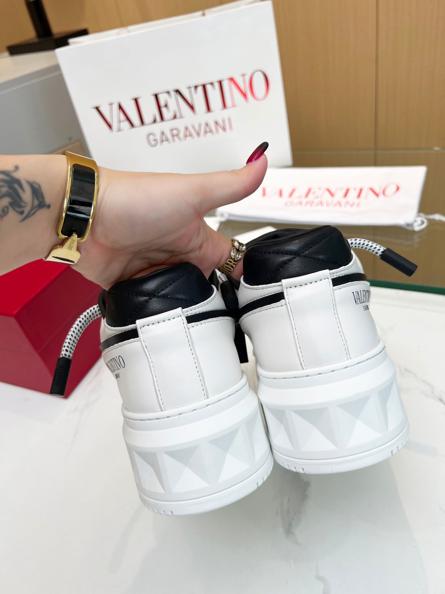 LuxluxHouse Best Quality Shoes Valentino