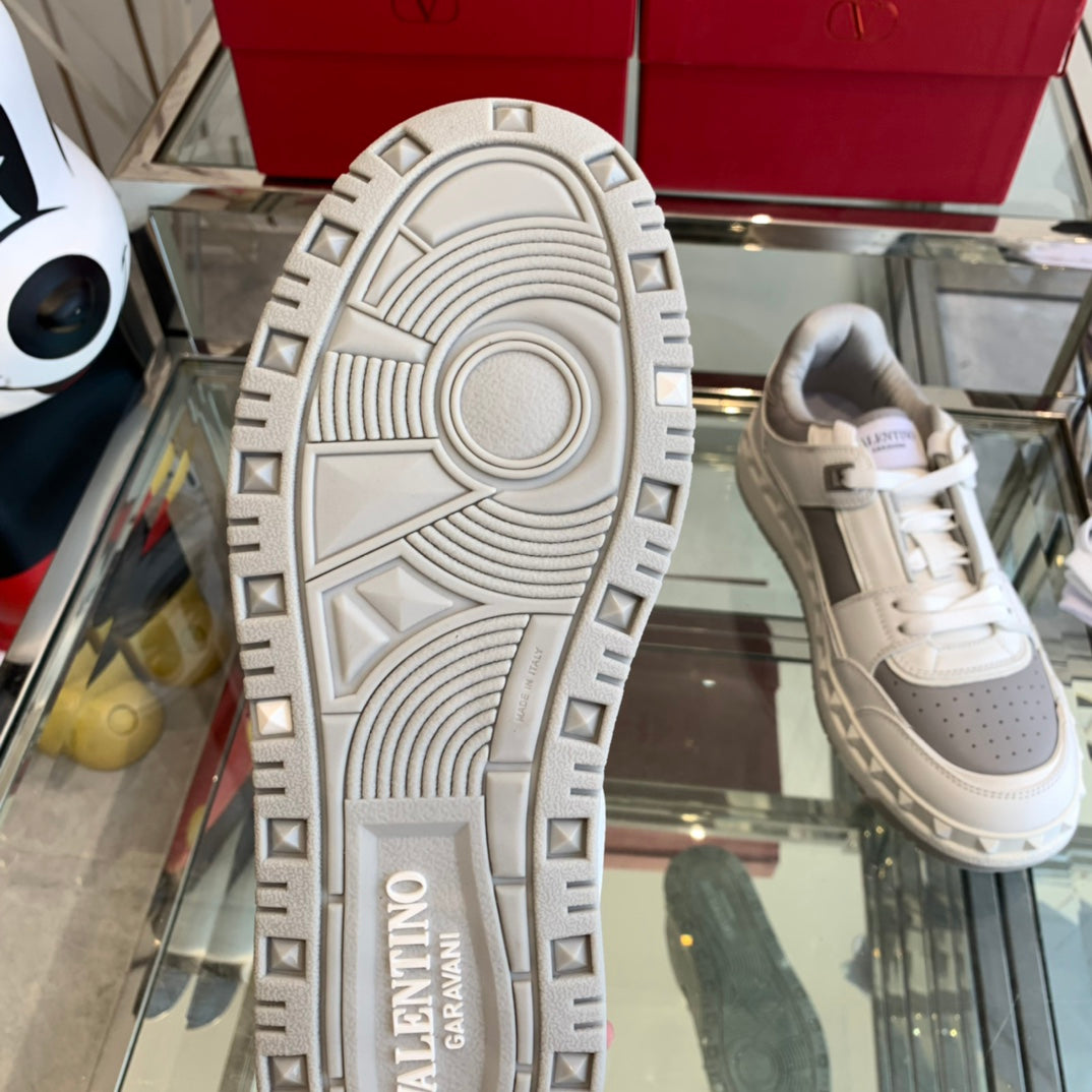 LuxluxHouse Best Quality Shoes Valentino