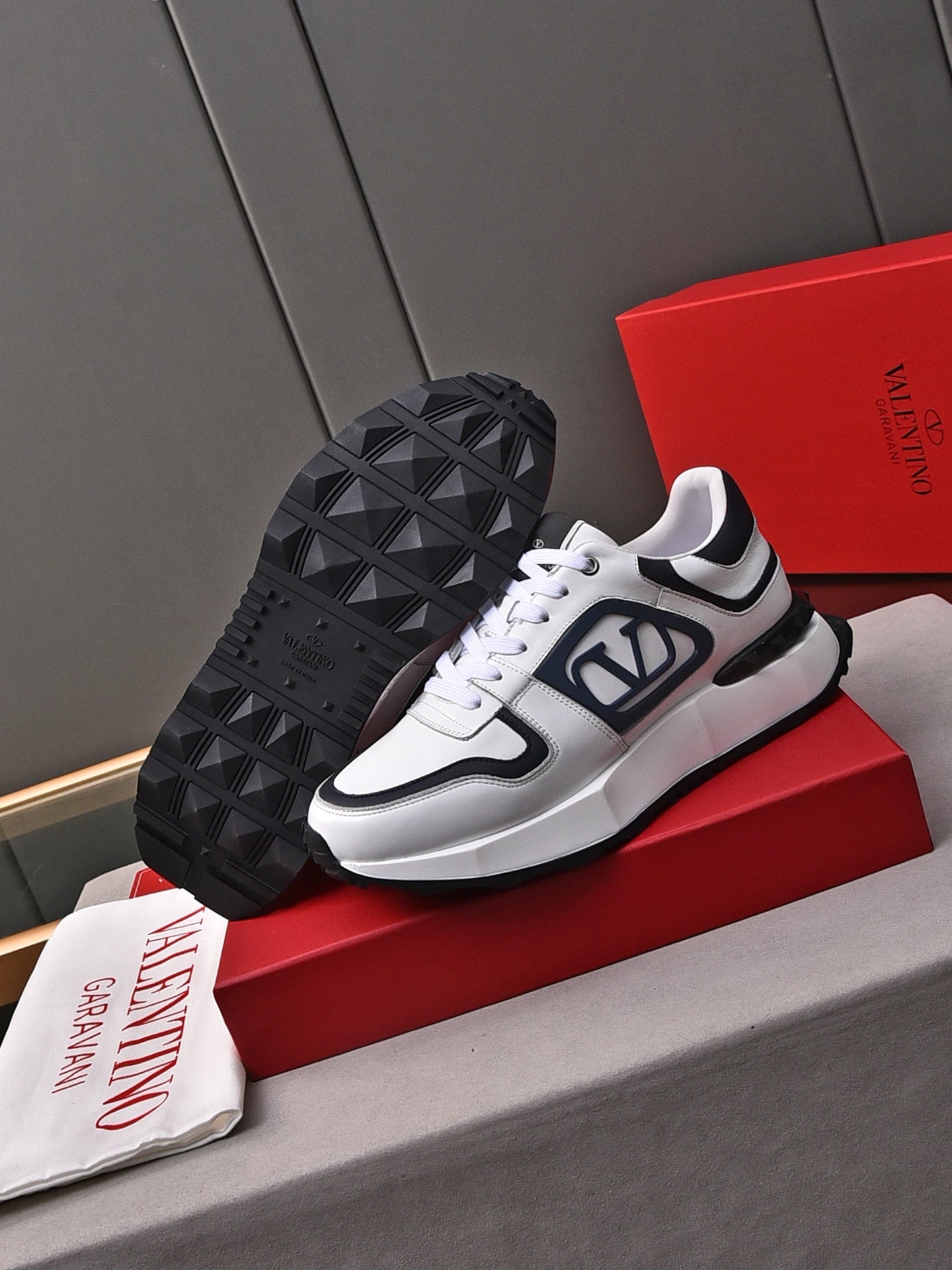 LuxluxHouse Best Quality Shoes Valentino