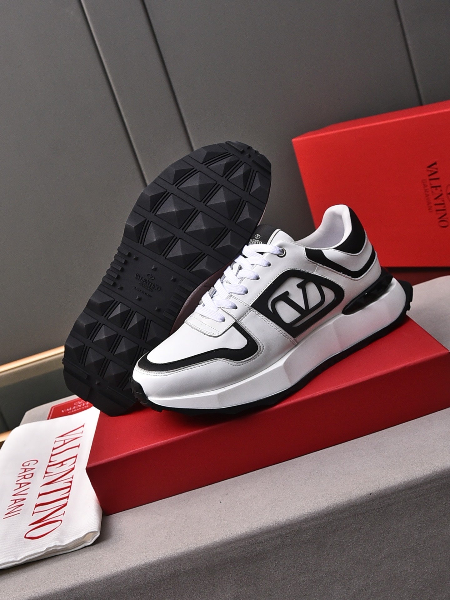 LuxluxHouse Best Quality Shoes Valentino
