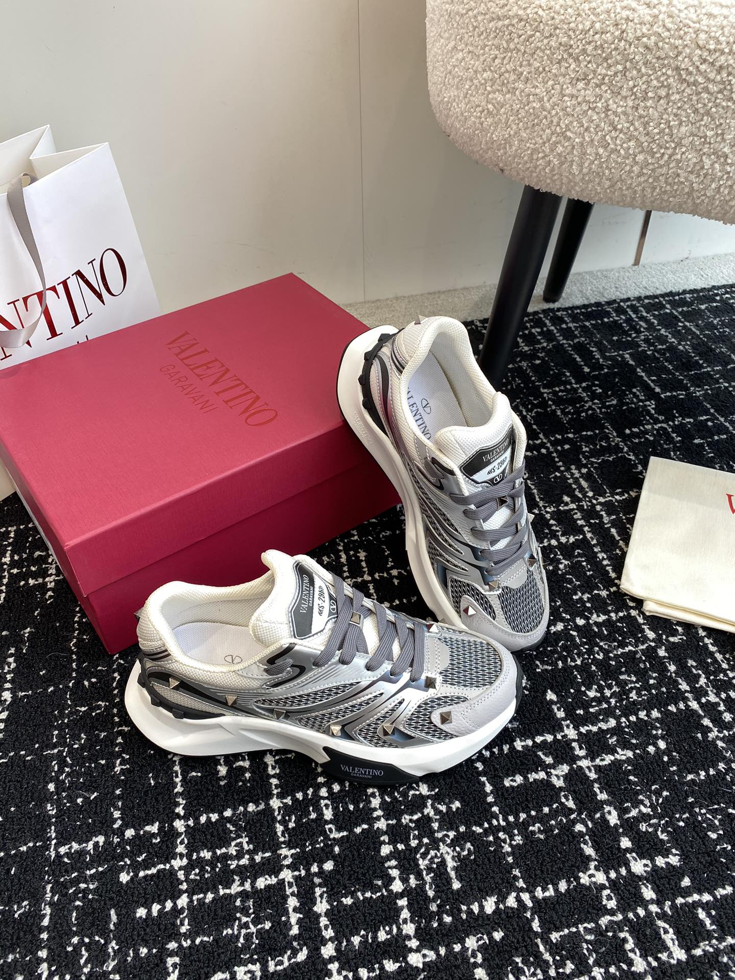 LuxluxHouse Best Quality Shoes Valentino