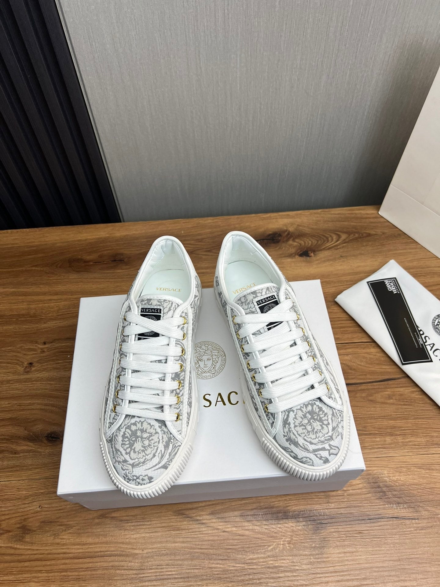 LuxluxHouse Best Quality Shoes Versace