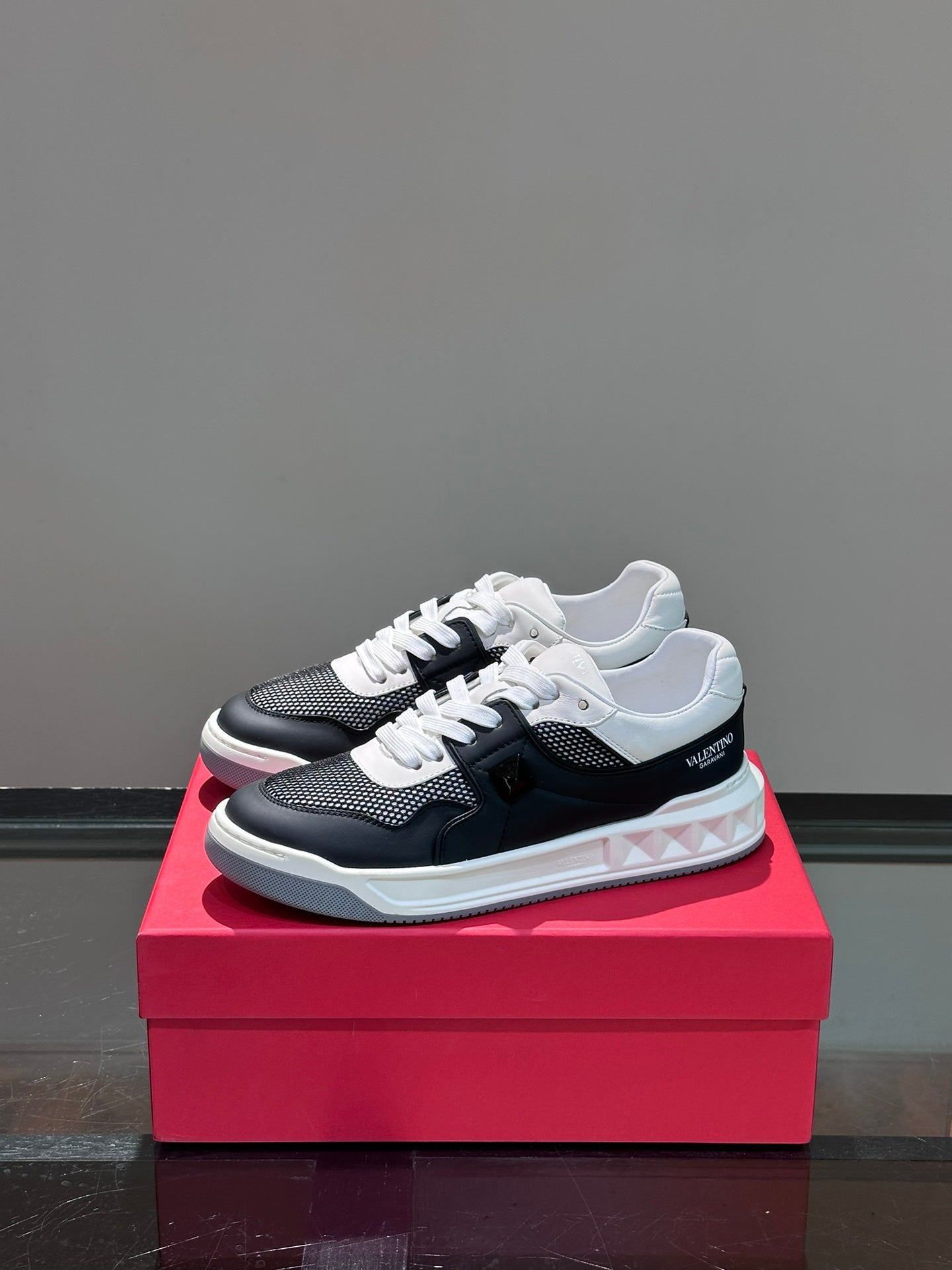LuxluxHouse Best Quality Shoes Valentino