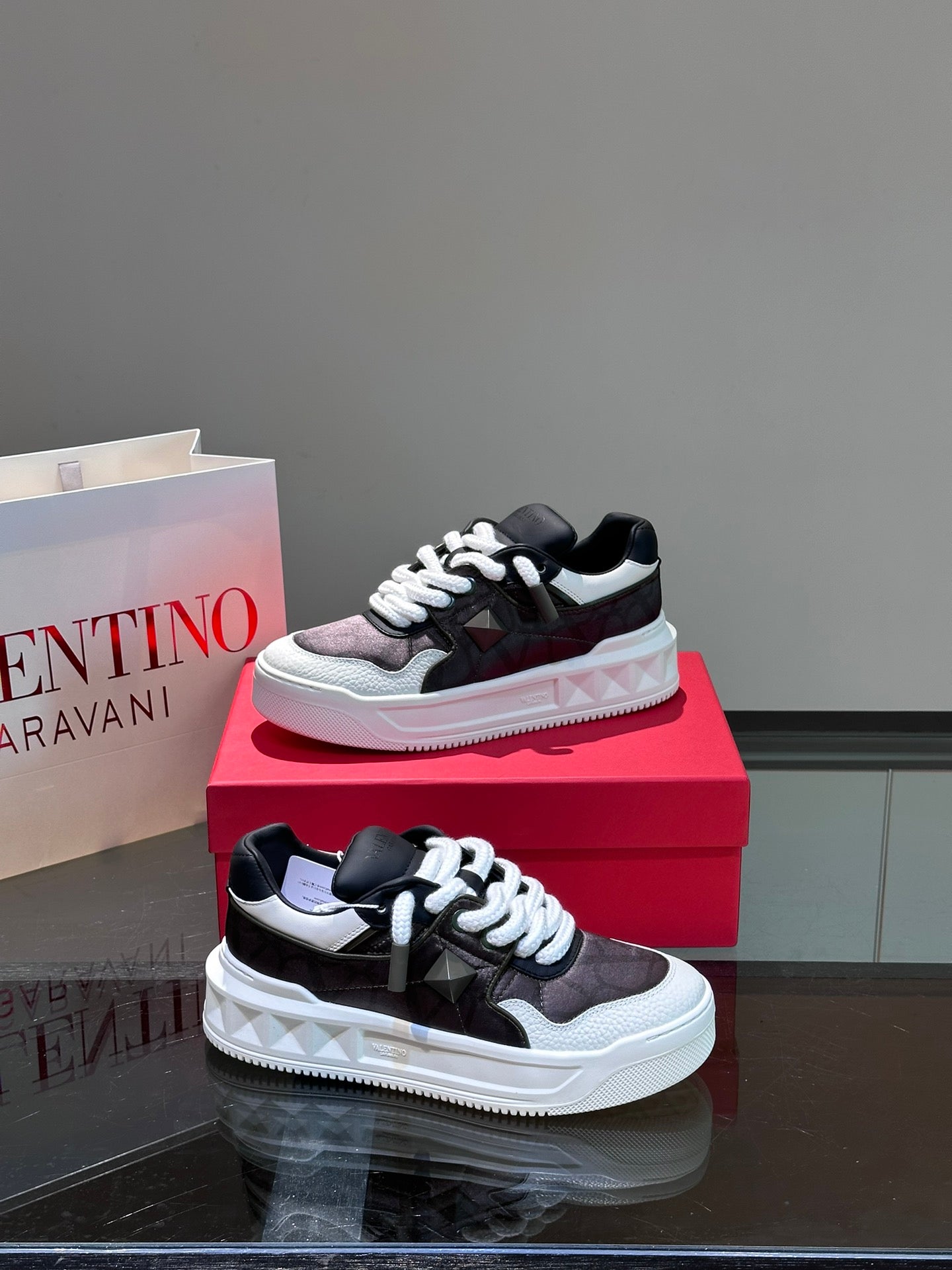 LuxluxHouse Best Quality Shoes Valentino