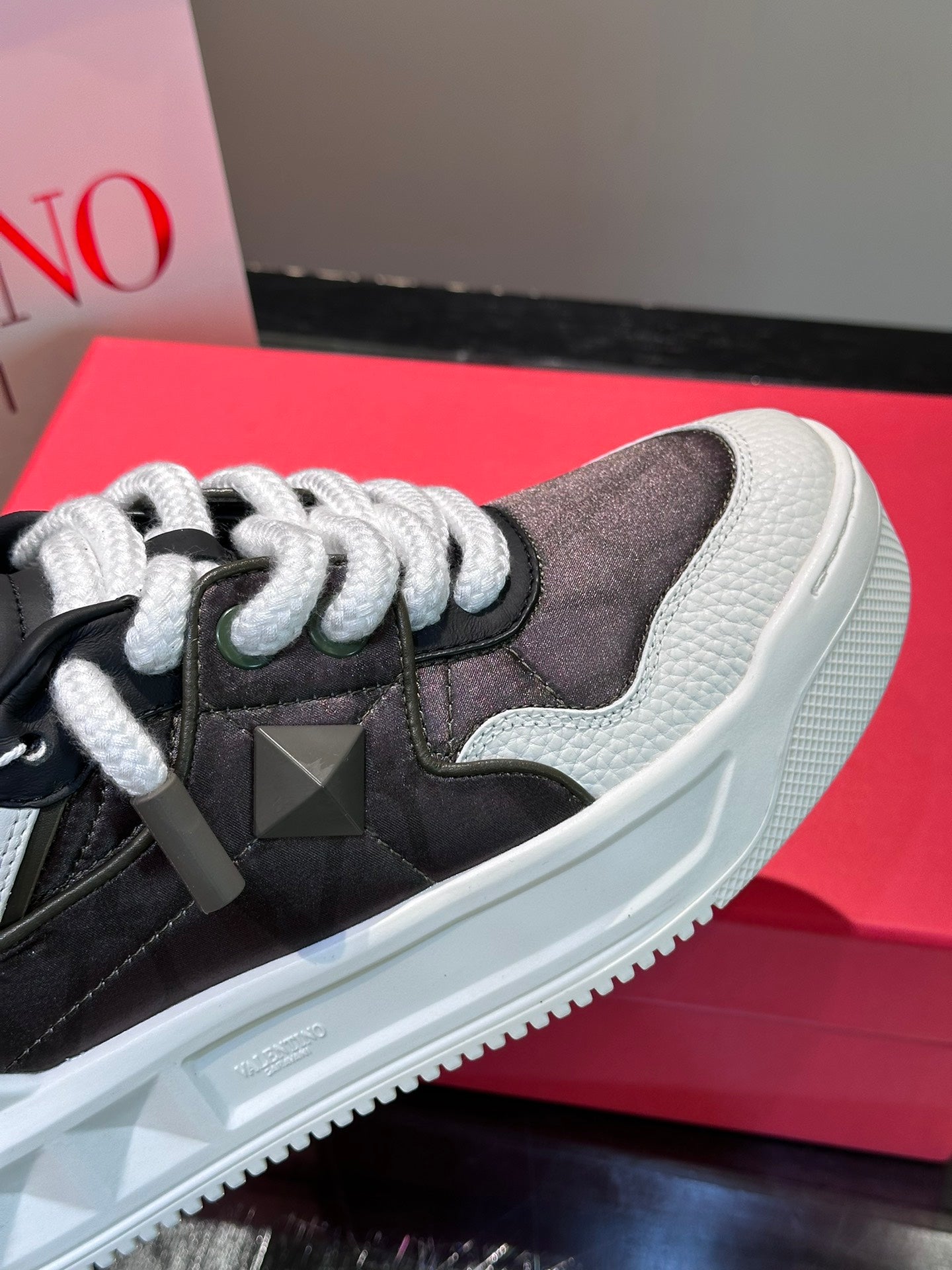 LuxluxHouse Best Quality Shoes Valentino