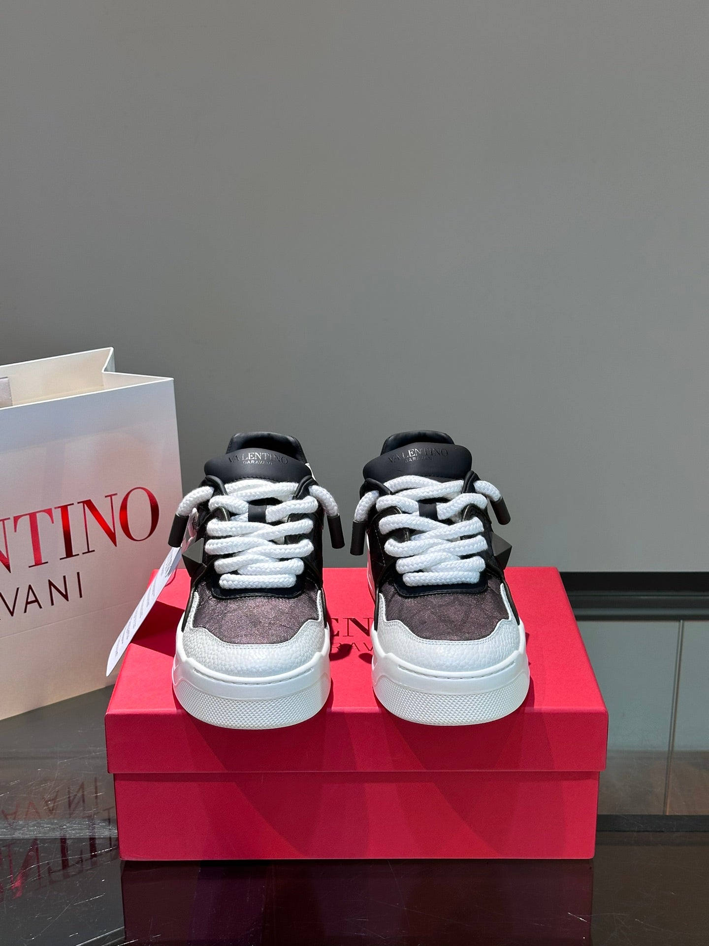 LuxluxHouse Best Quality Shoes Valentino