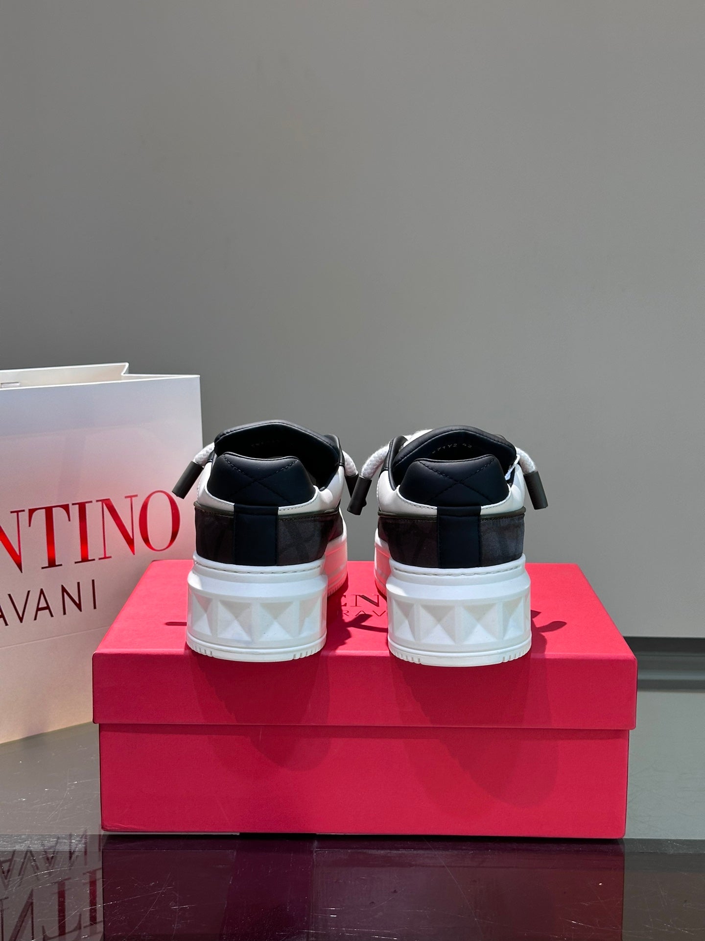 LuxluxHouse Best Quality Shoes Valentino