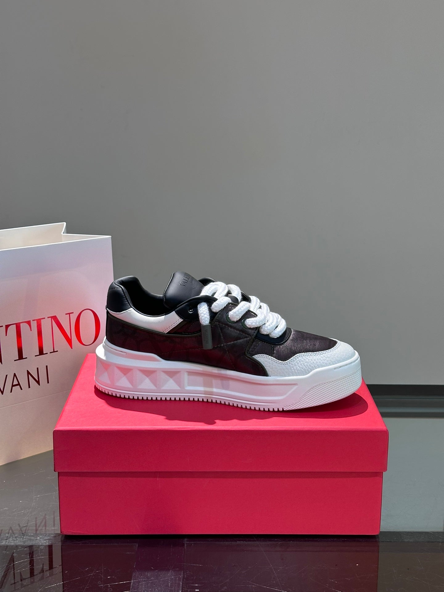 LuxluxHouse Best Quality Shoes Valentino