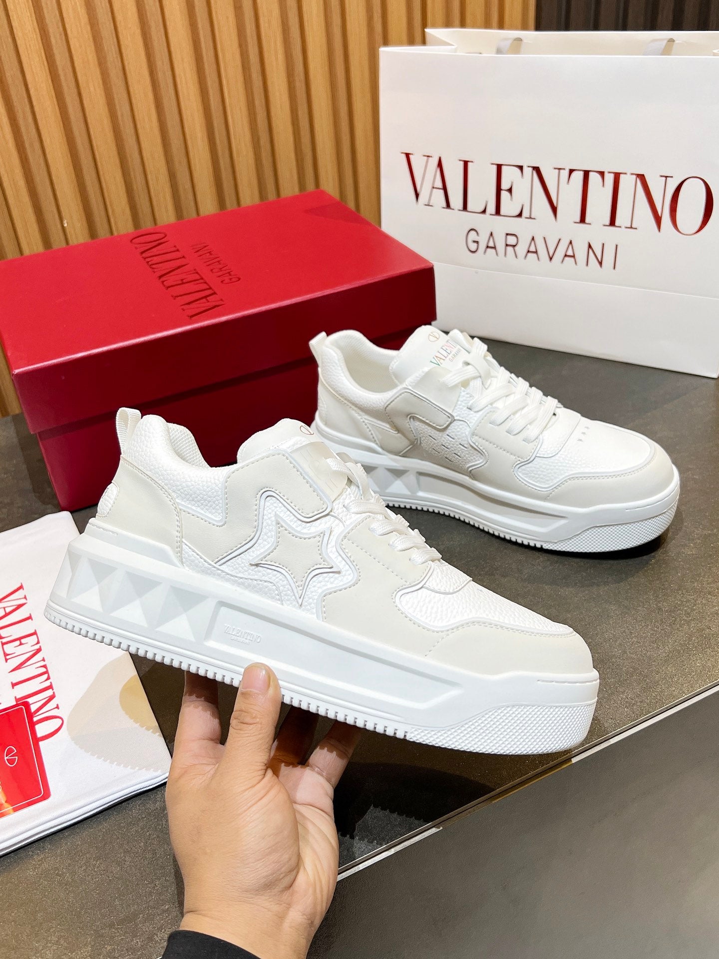 LuxluxHouse Best Quality Shoes Valentino