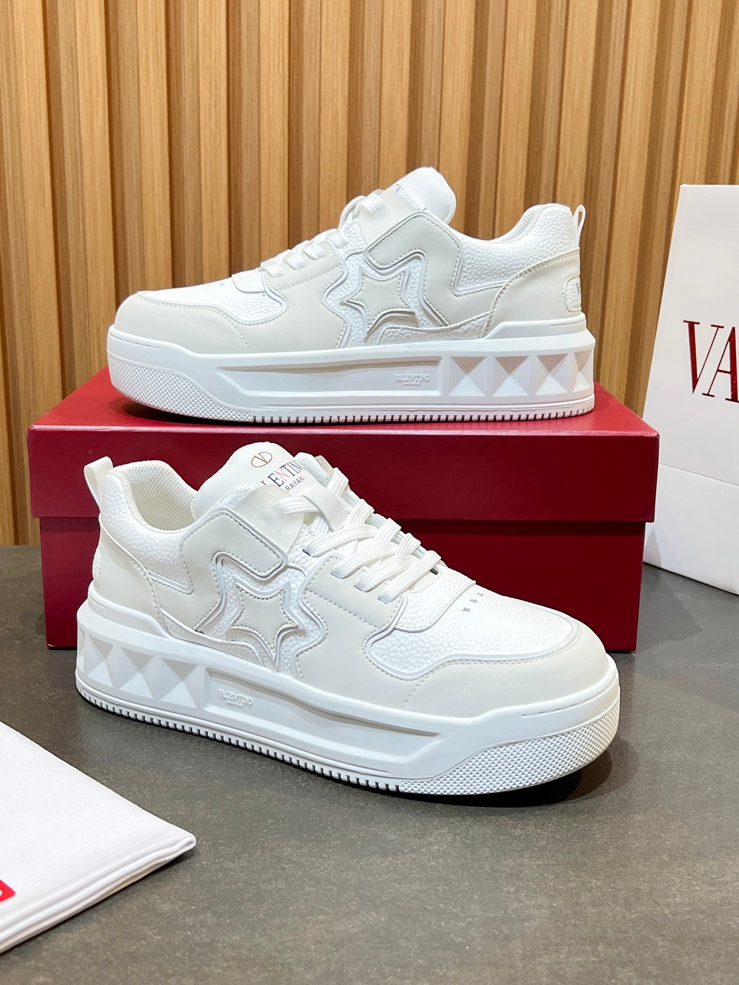 LuxluxHouse Best Quality Shoes Valentino