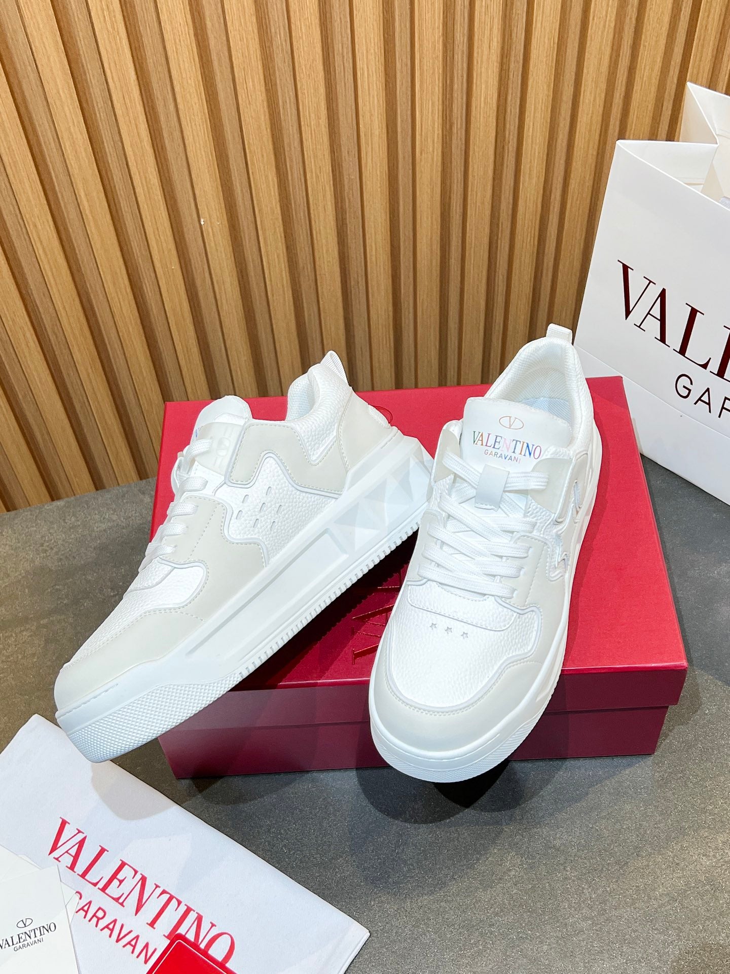 LuxluxHouse Best Quality Shoes Valentino