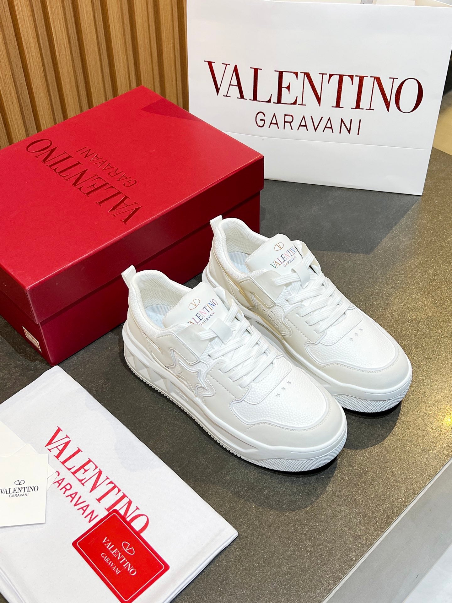 LuxluxHouse Best Quality Shoes Valentino