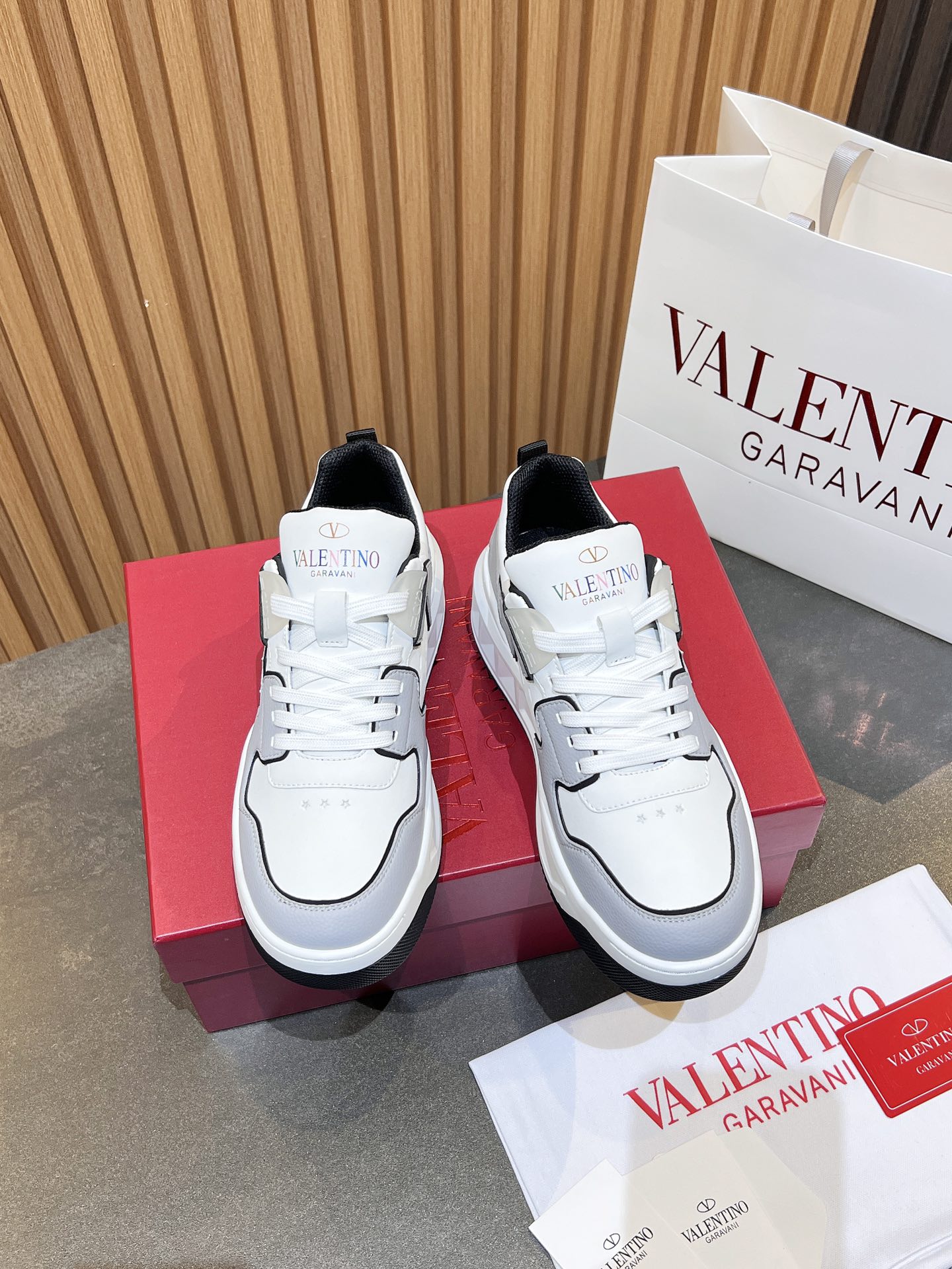 LuxluxHouse Best Quality Shoes Valentino