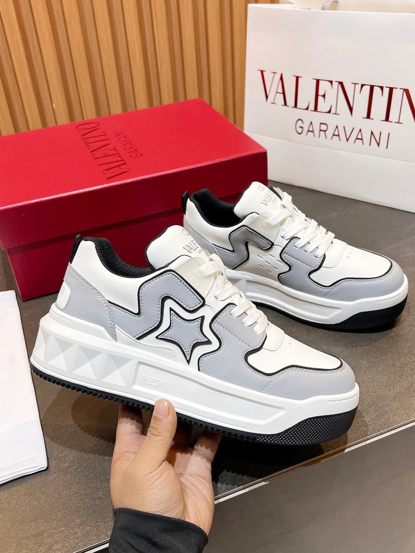 LuxluxHouse Best Quality Shoes Valentino