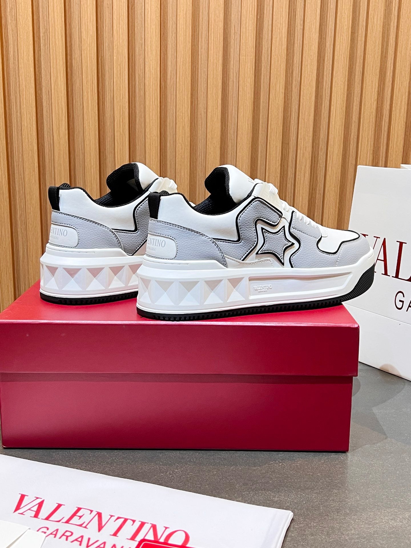 LuxluxHouse Best Quality Shoes Valentino