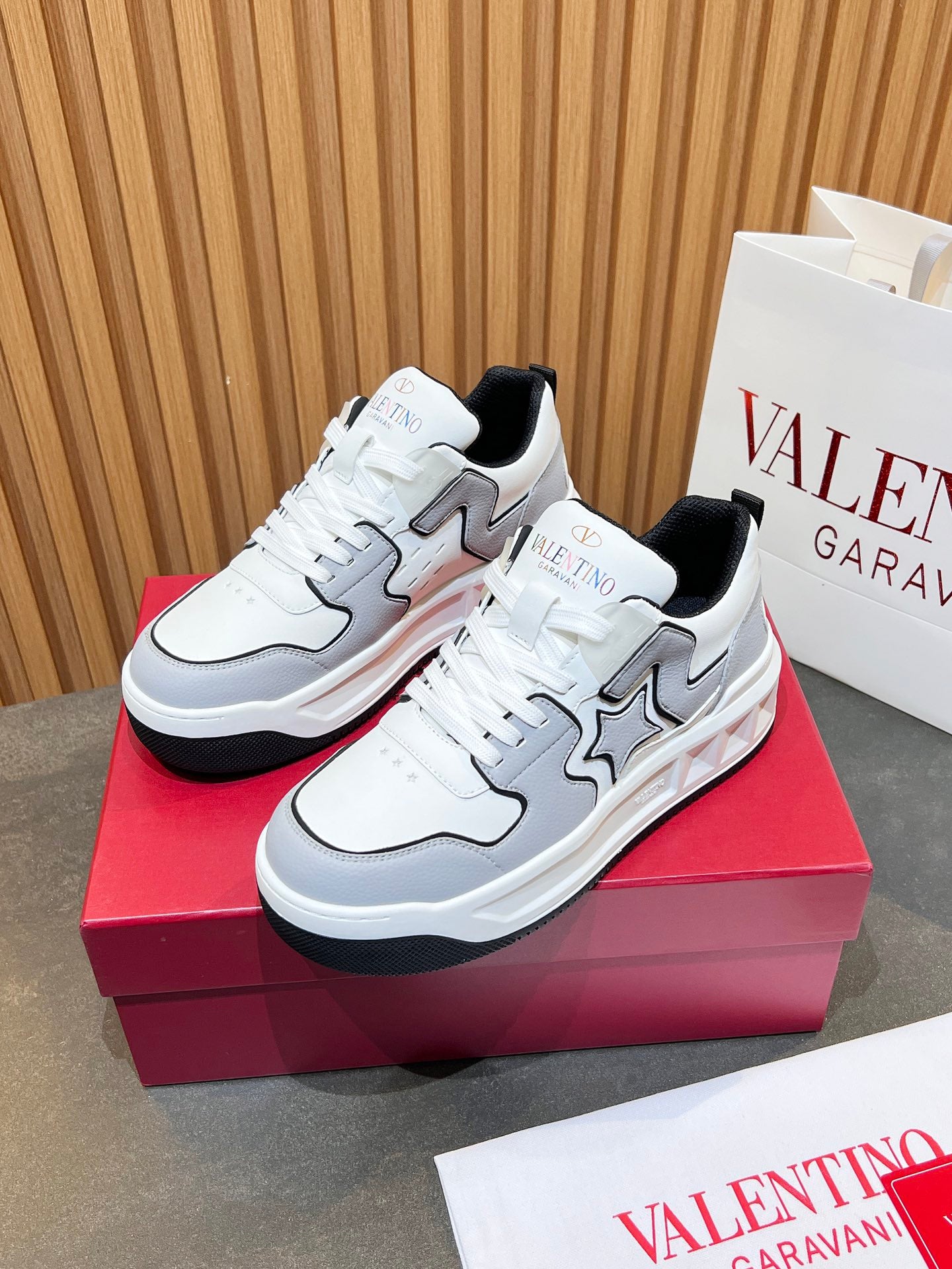LuxluxHouse Best Quality Shoes Valentino