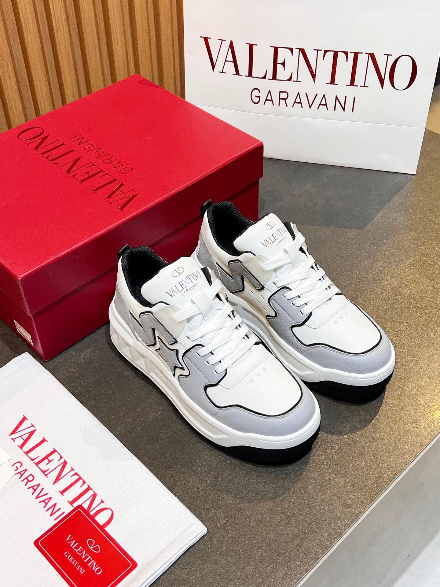 LuxluxHouse Best Quality Shoes Valentino