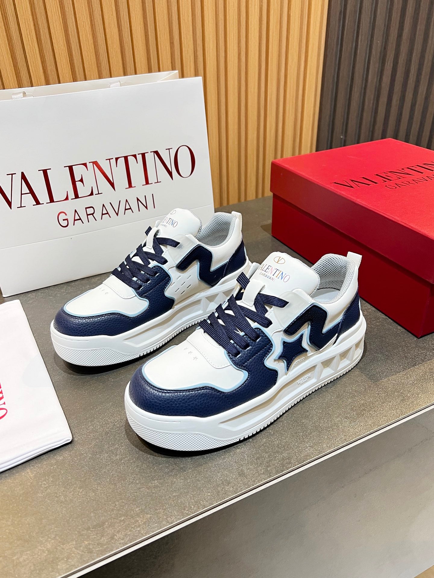 LuxluxHouse Best Quality Shoes Valentino