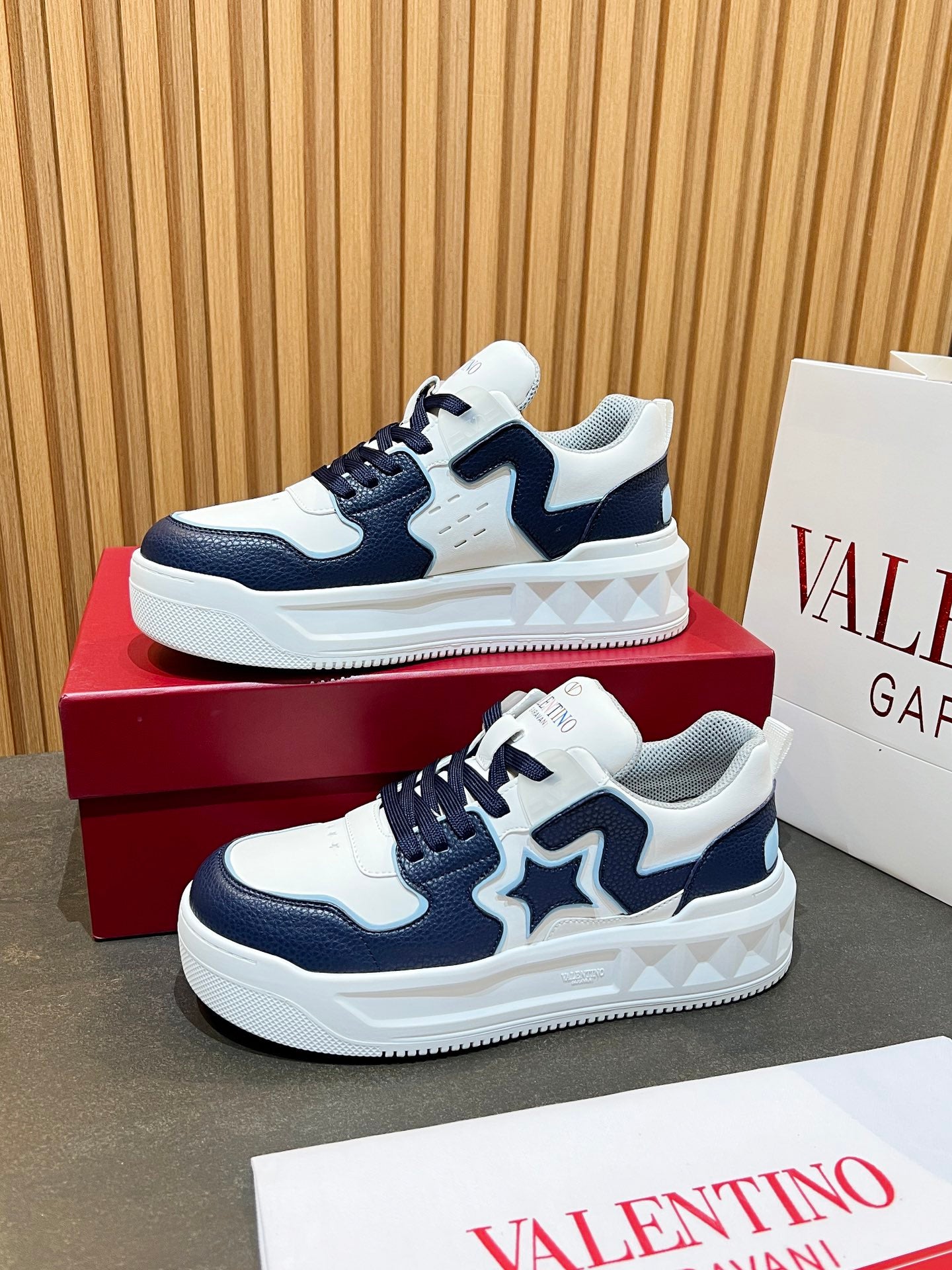 LuxluxHouse Best Quality Shoes Valentino