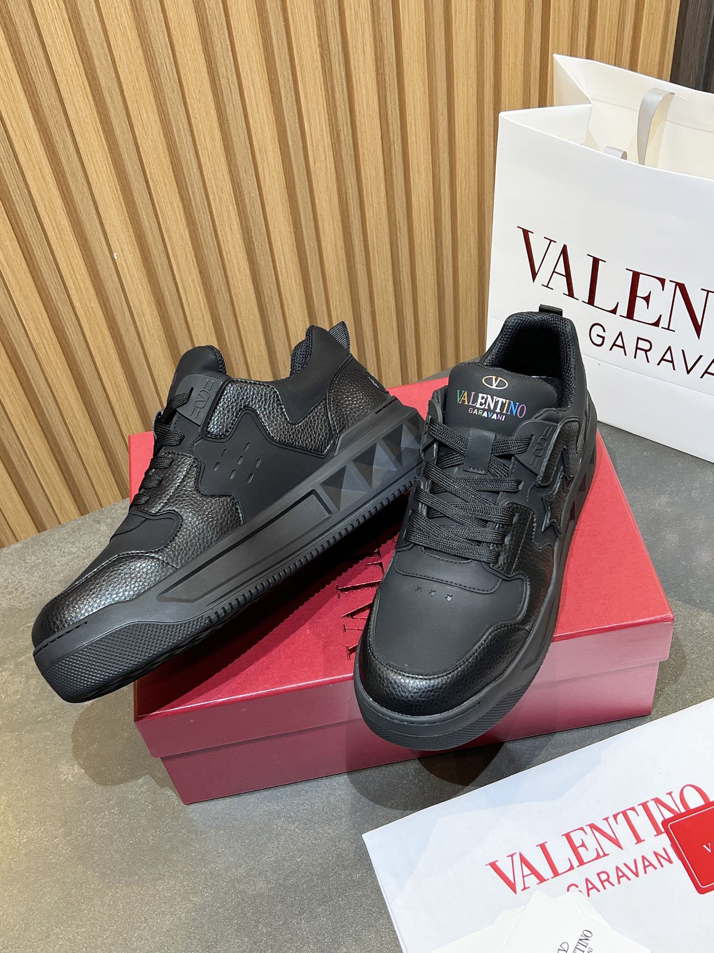 LuxluxHouse Best Quality Shoes Valentino
