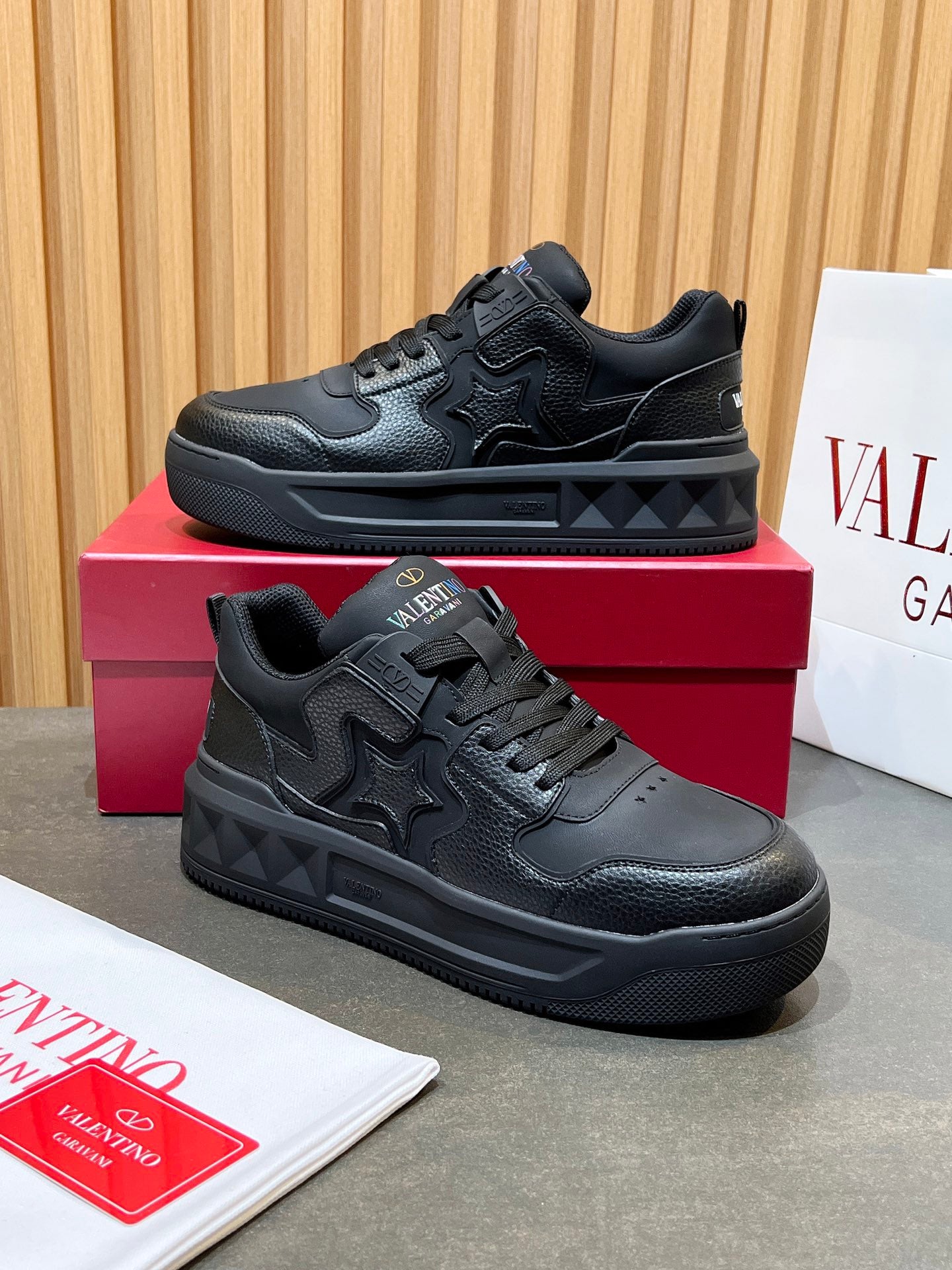 LuxluxHouse Best Quality Shoes Valentino