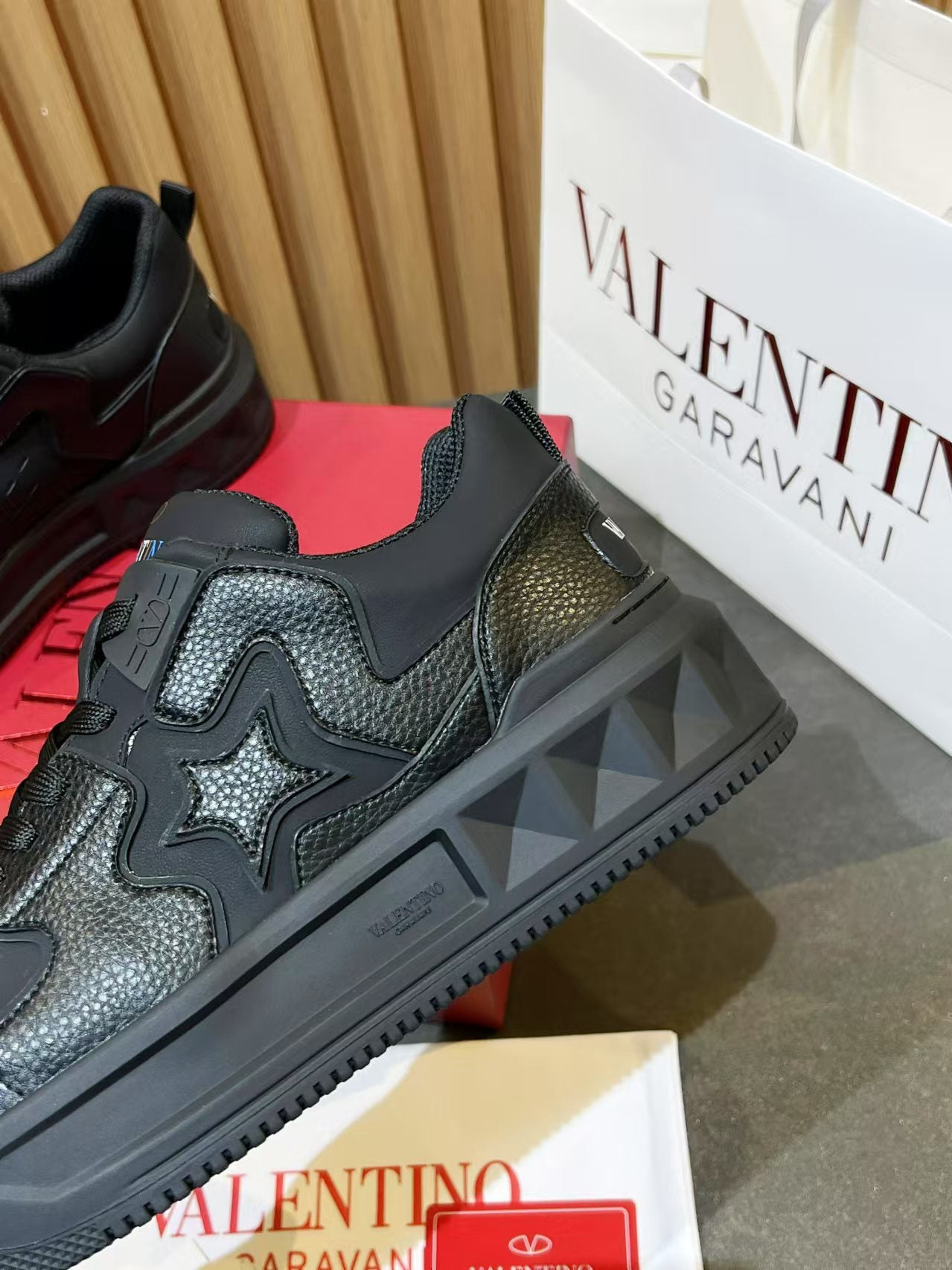 LuxluxHouse Best Quality Shoes Valentino