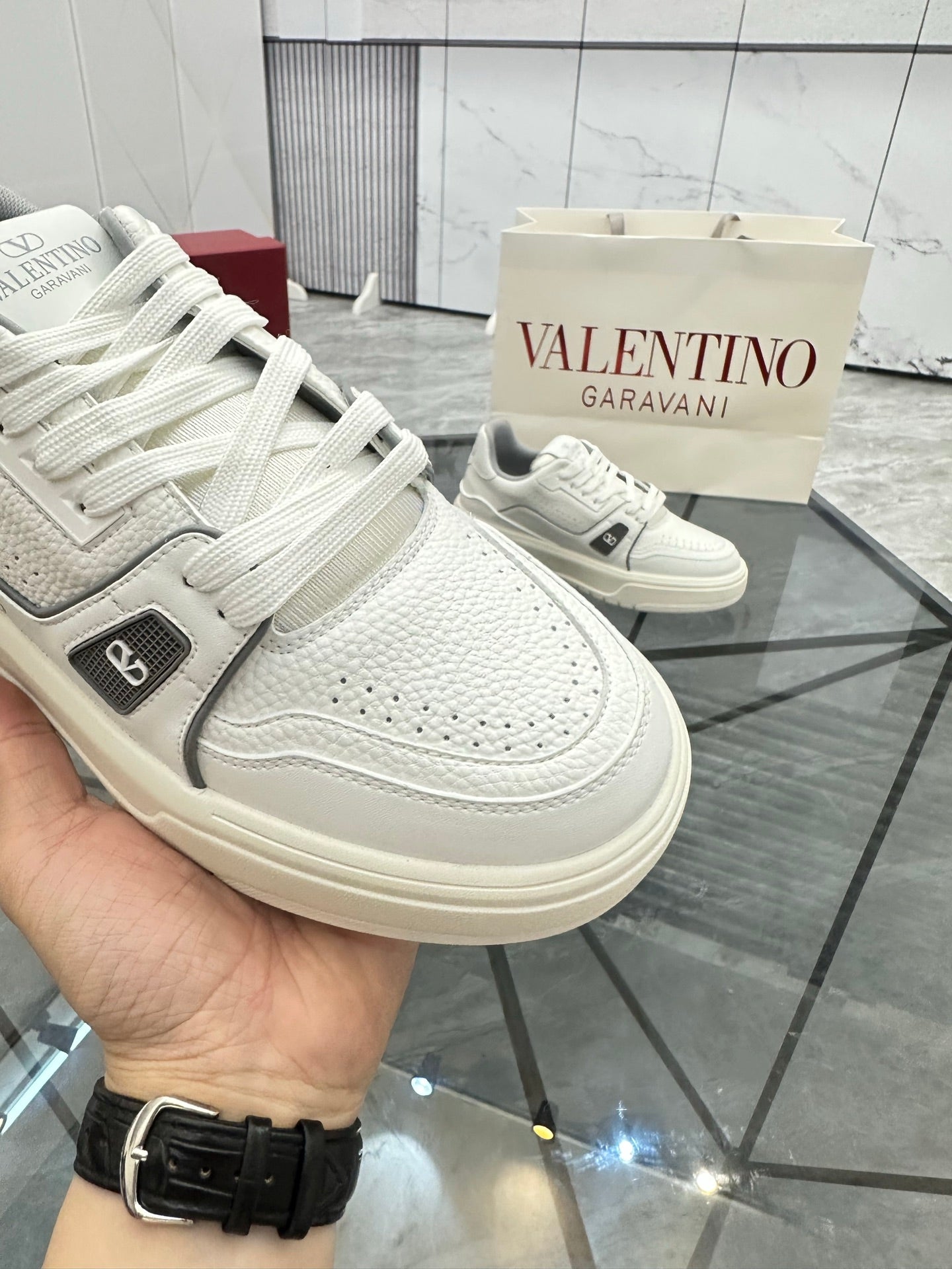 LuxluxHouse Best Quality Shoes Valentino