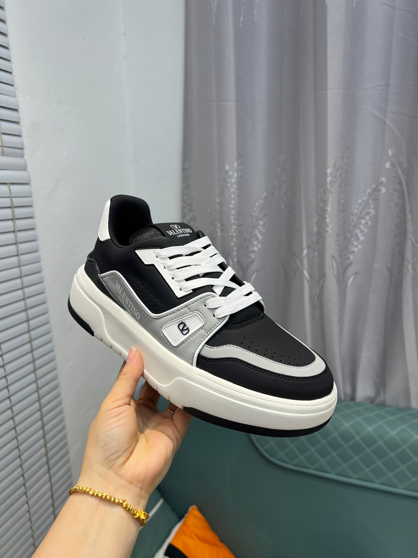 LuxluxHouse Best Quality Shoes Valentino