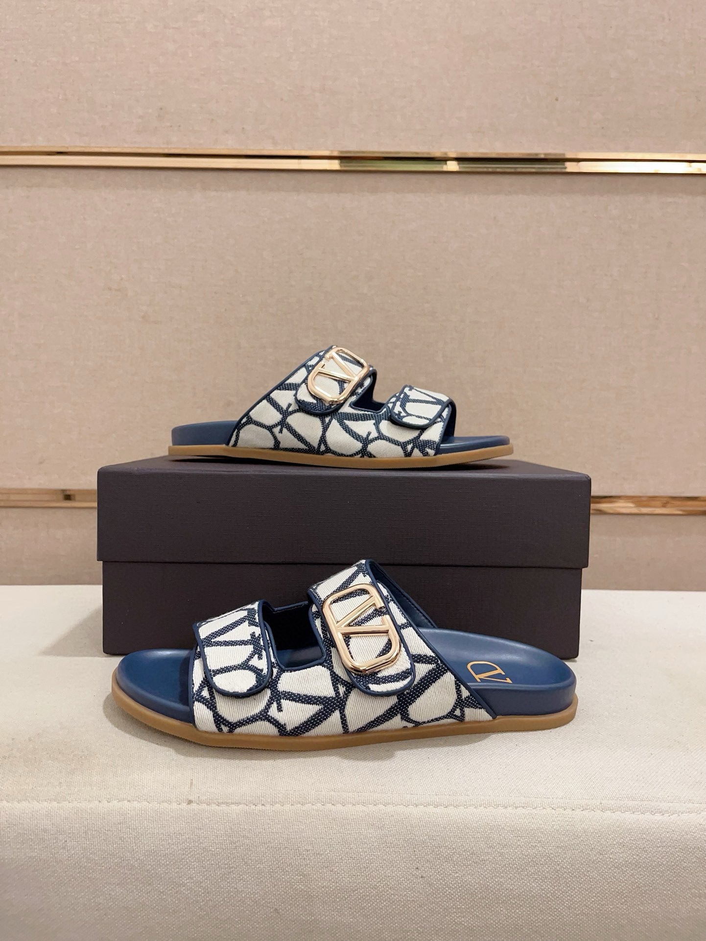 LuxluxHouse Best Quality Sandals Valentino