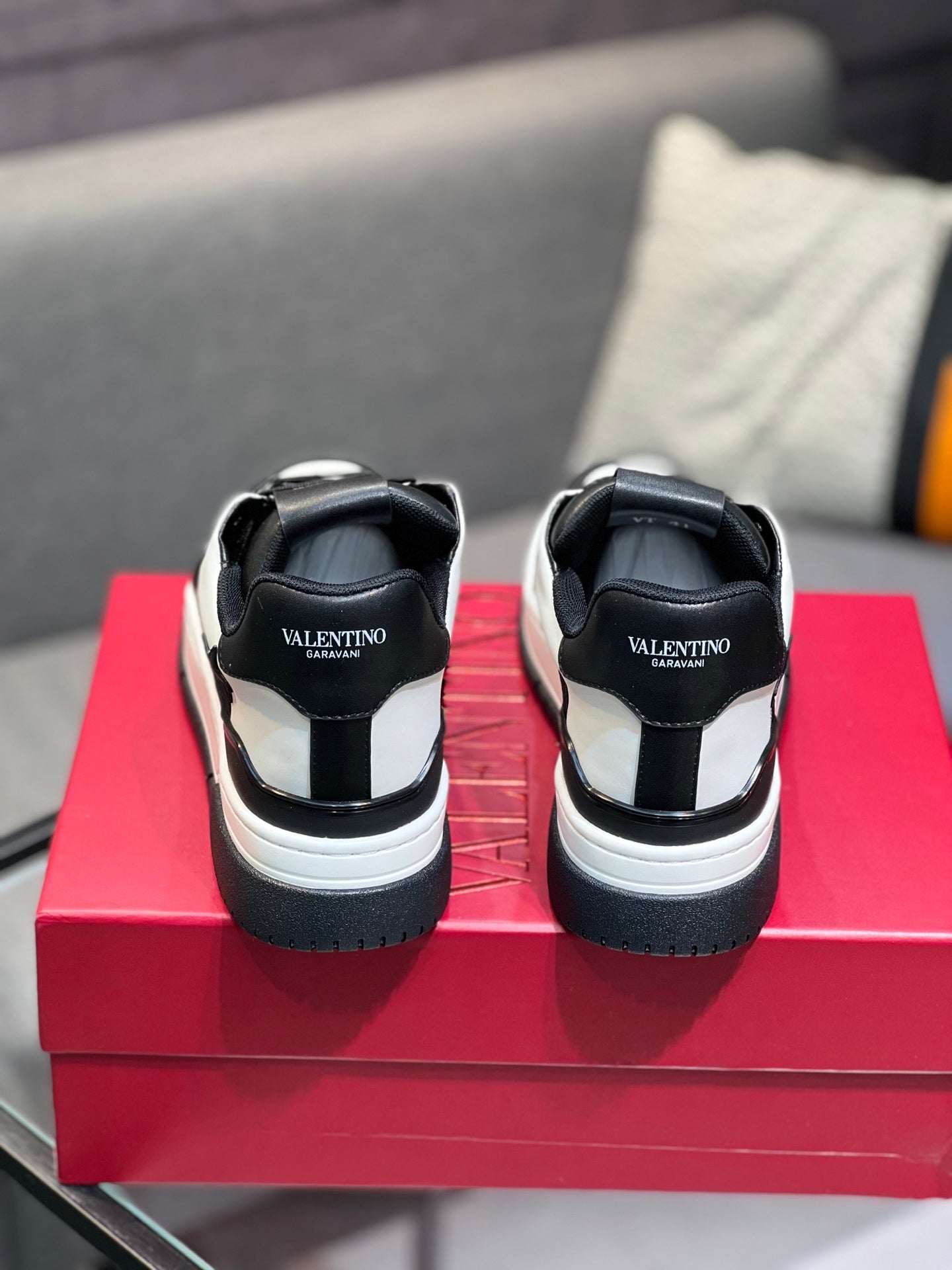 LuxluxHouse Best Quality Shoes Valentino