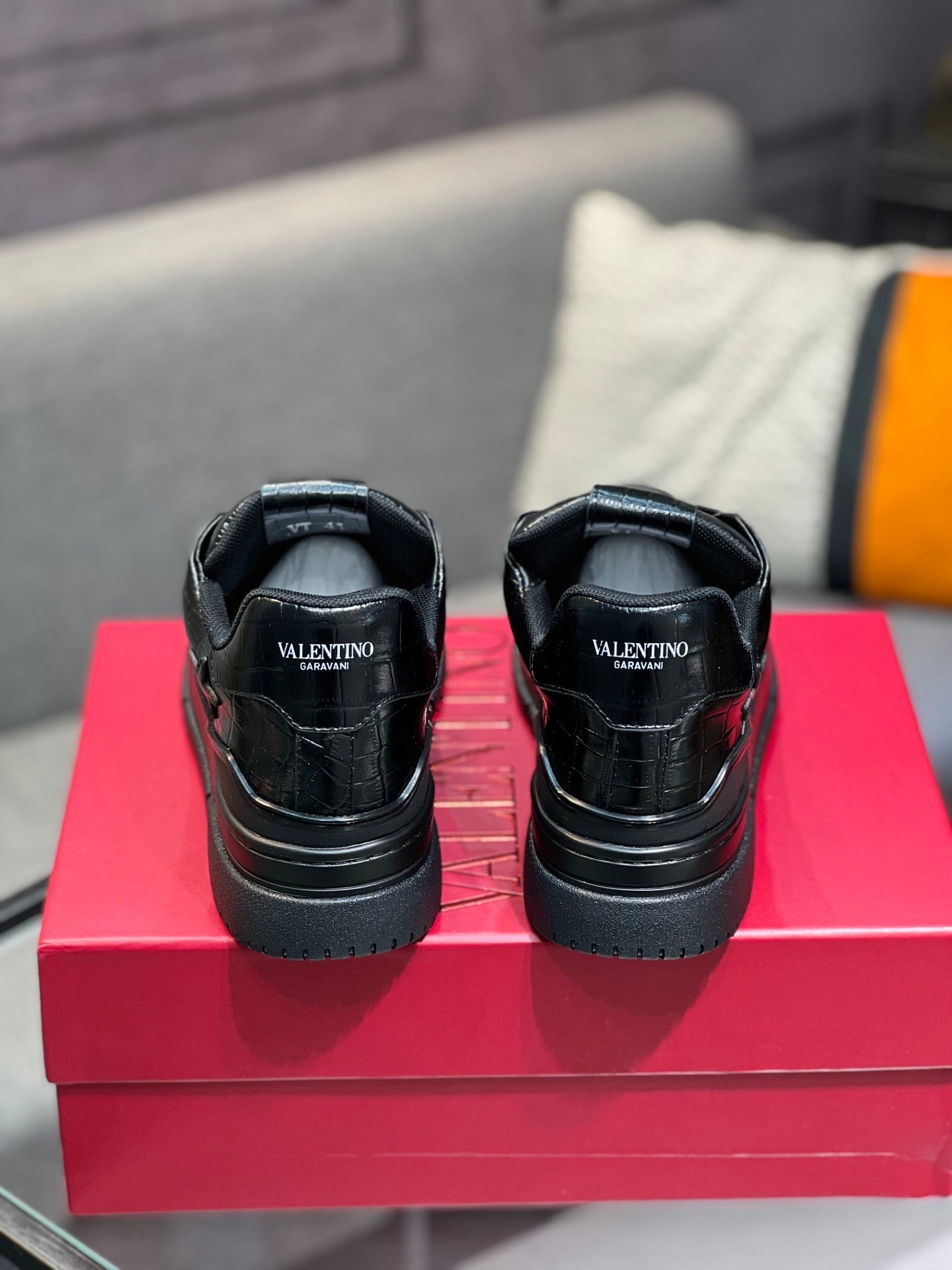 LuxluxHouse Best Quality Shoes Valentino