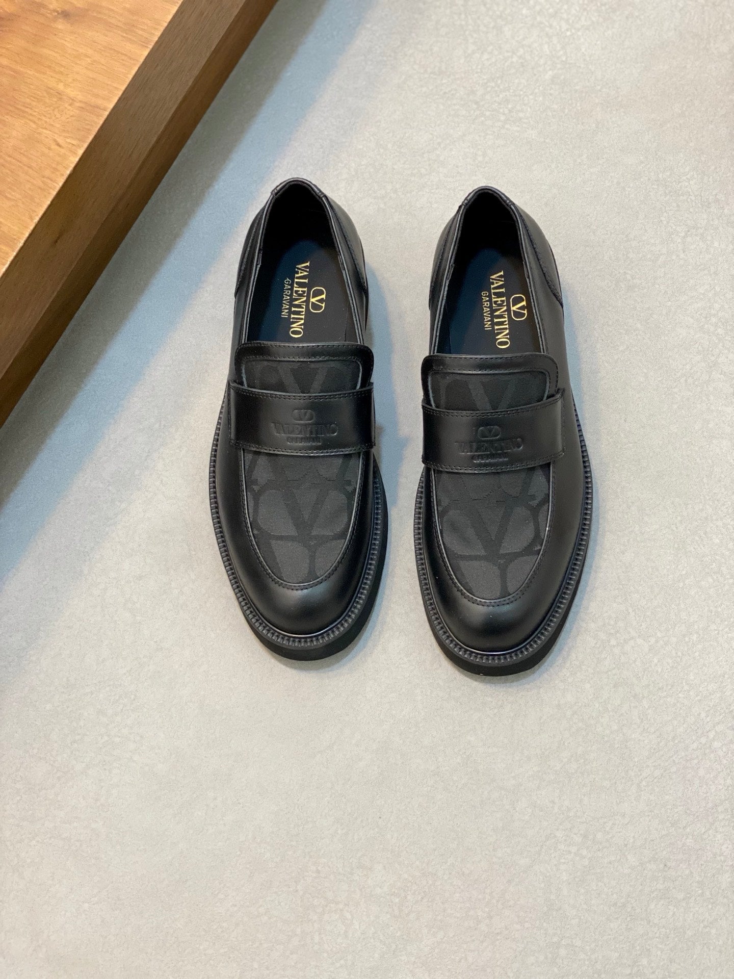 LuxluxHouse Best Quality Shoes Valentino