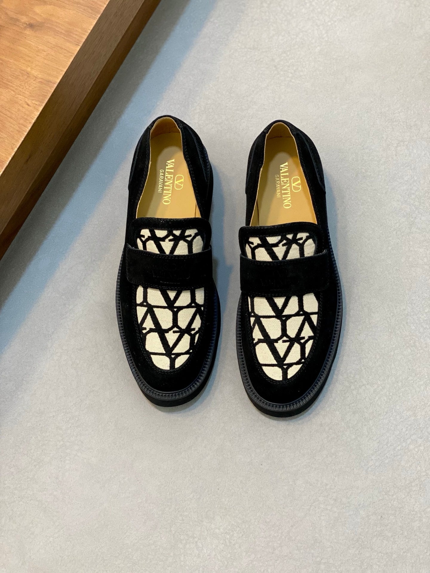 LuxluxHouse Best Quality Shoes Valentino
