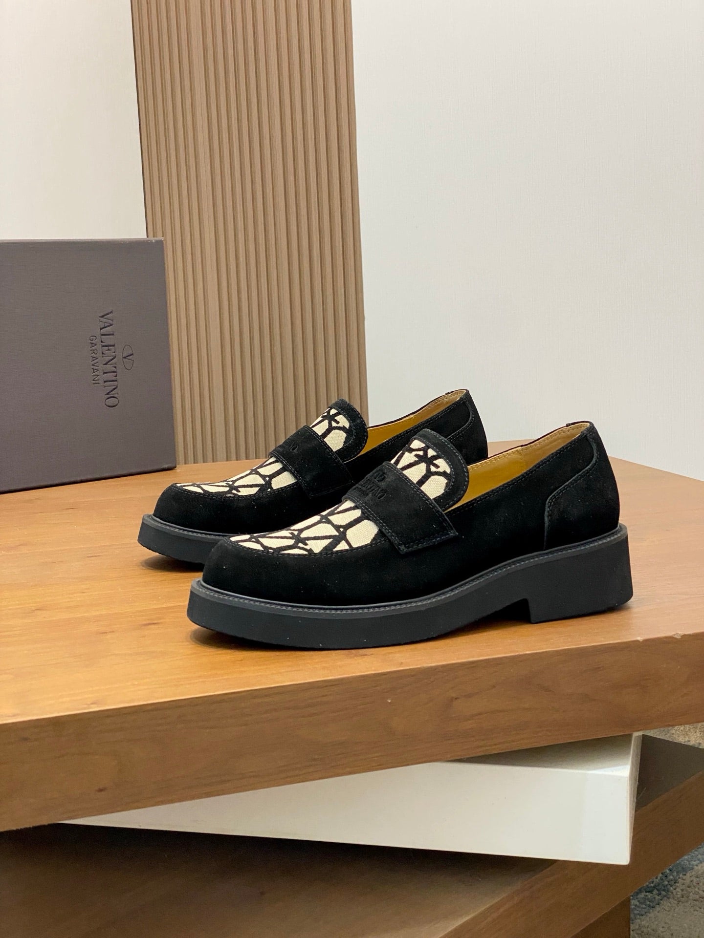 LuxluxHouse Best Quality Shoes Valentino