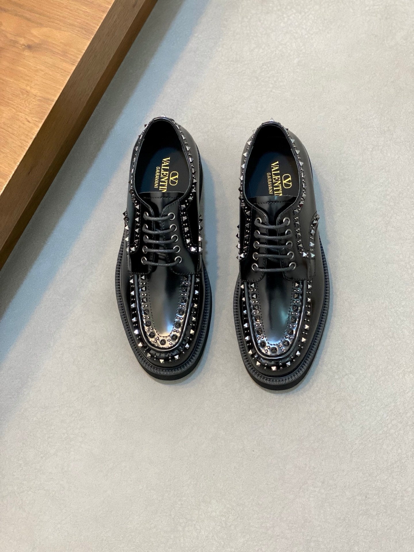 LuxluxHouse Best Quality Shoes Valentino