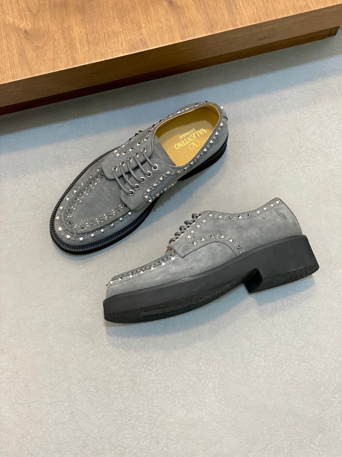 LuxluxHouse Best Quality Shoes Valentino