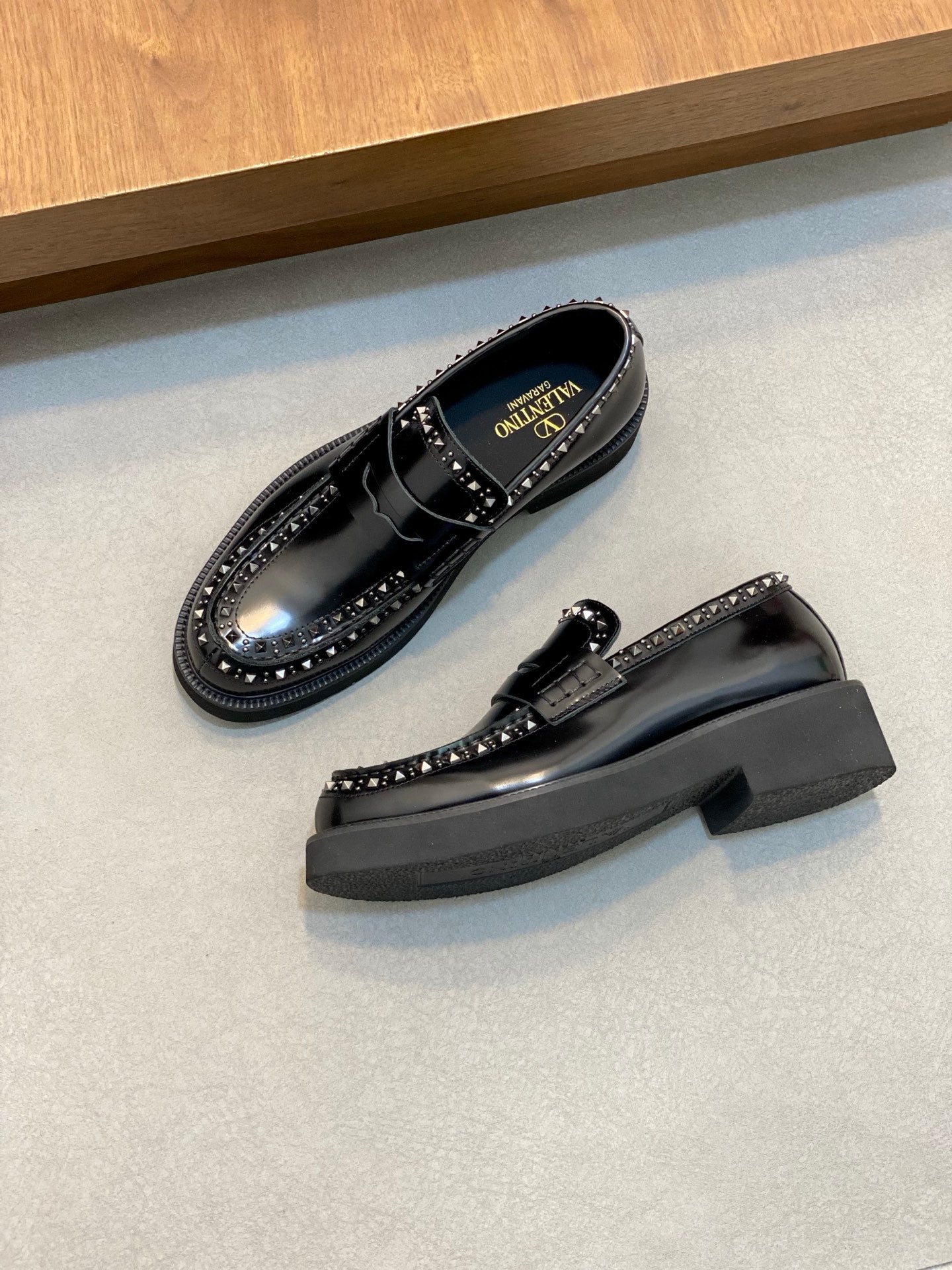 LuxluxHouse Best Quality Shoes Valentino
