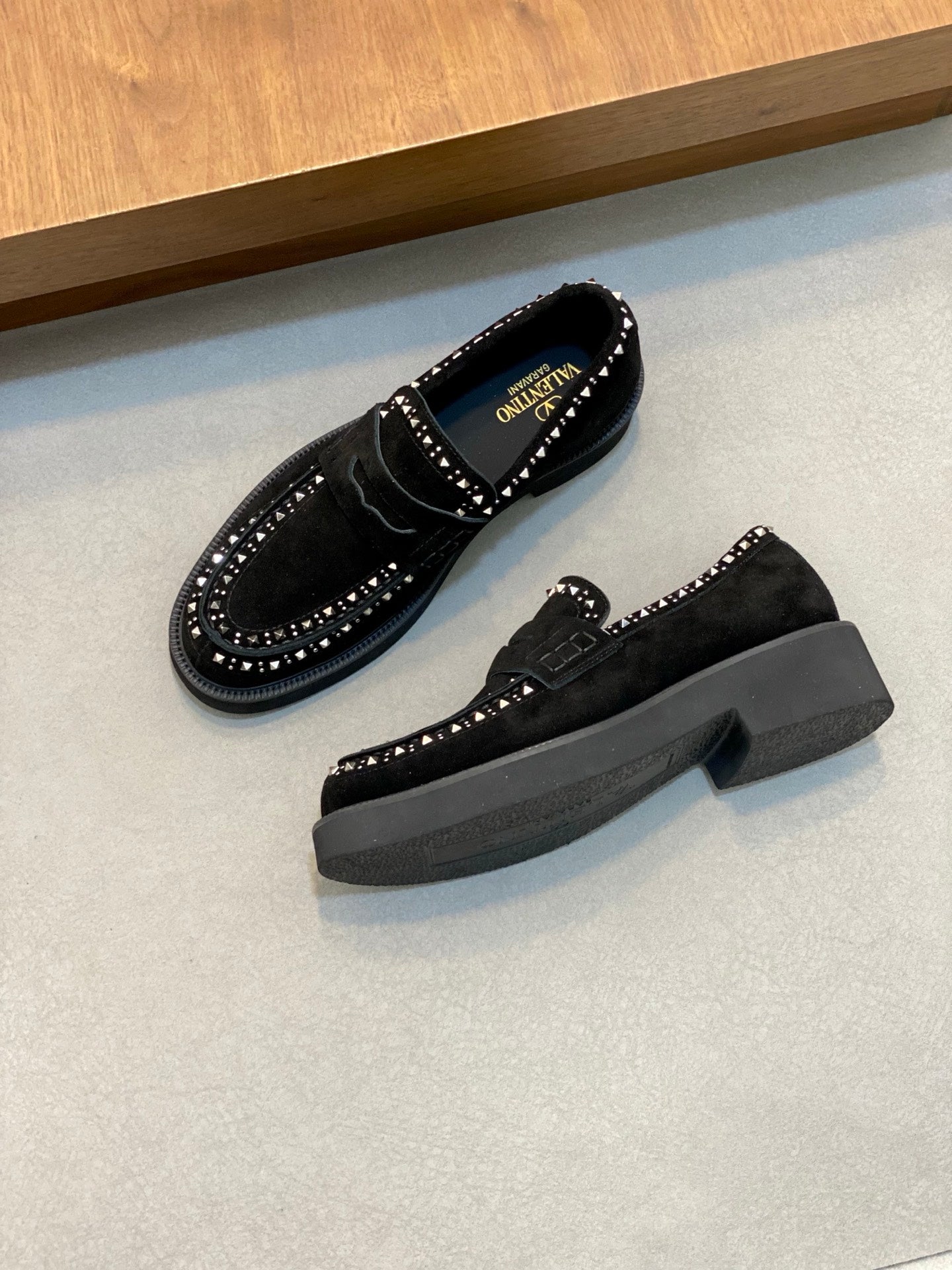 LuxluxHouse Best Quality Shoes Valentino