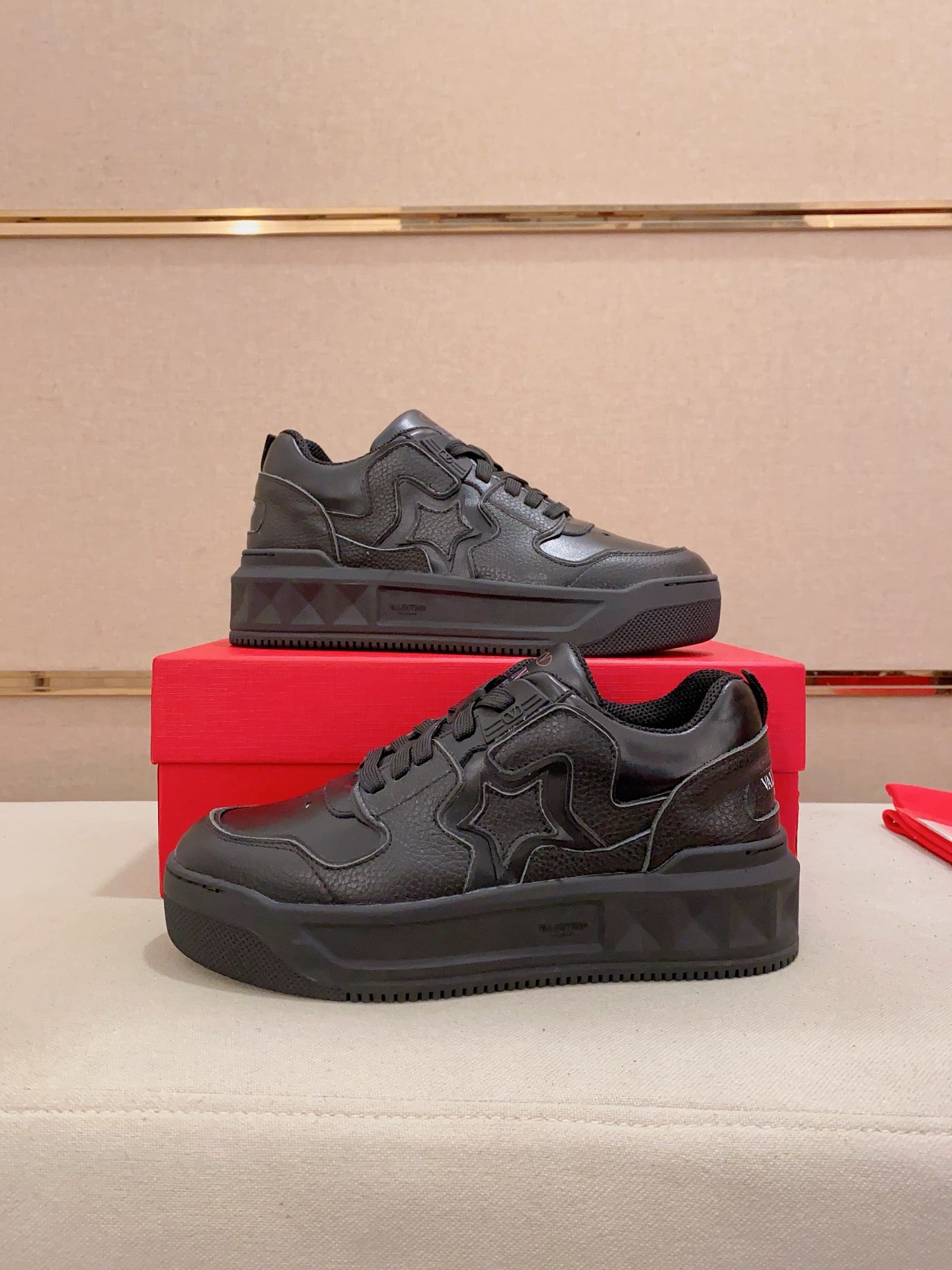 LuxluxHouse Best Quality Shoes Valentino