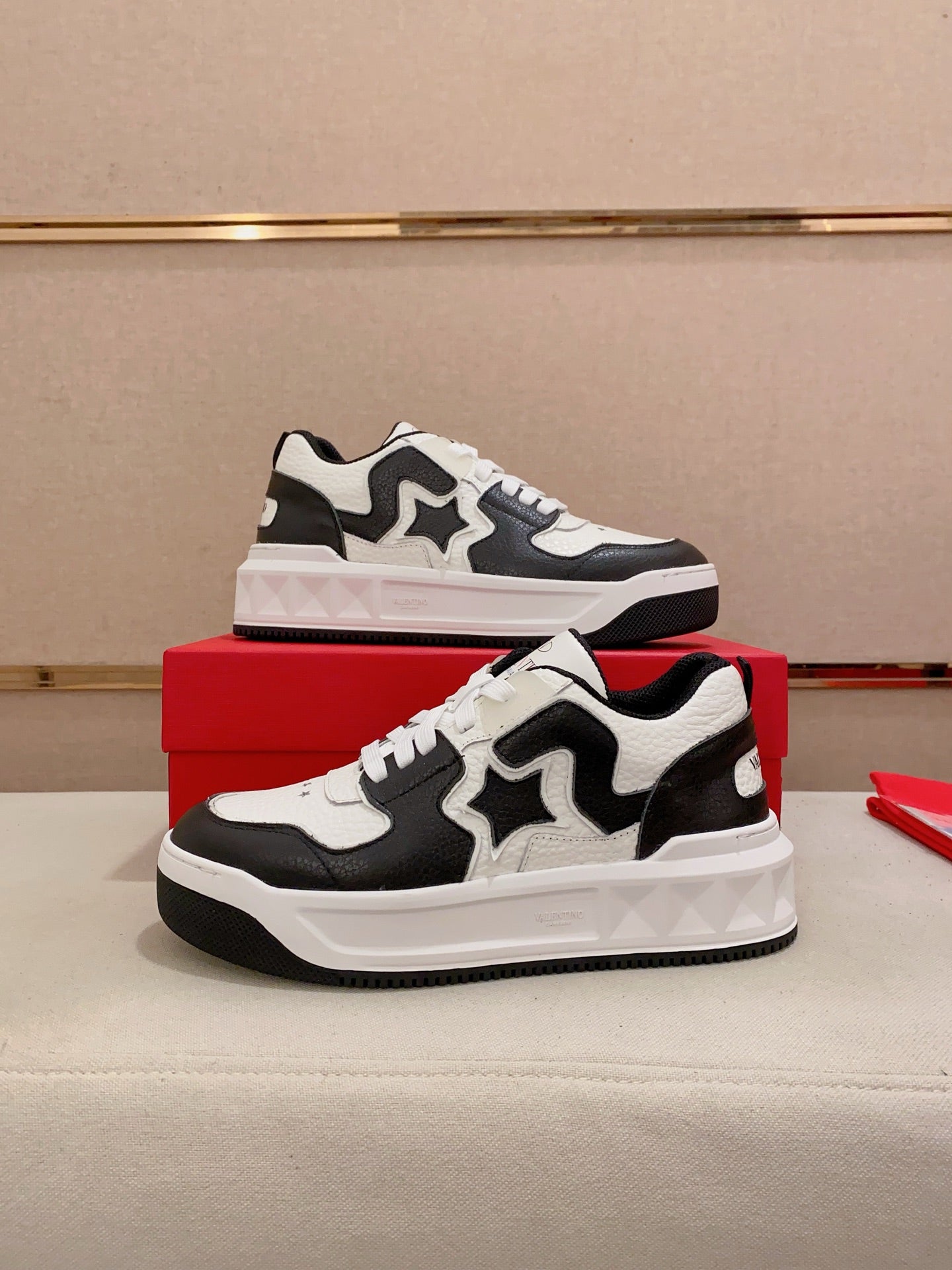 LuxluxHouse Best Quality Shoes Valentino