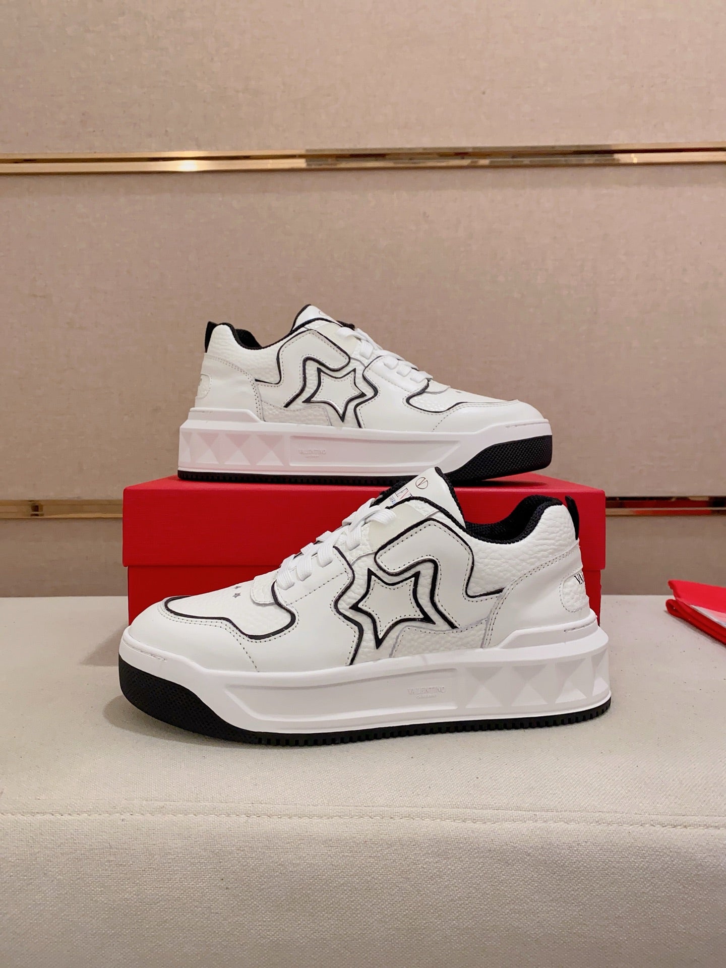 LuxluxHouse Best Quality Shoes Valentino