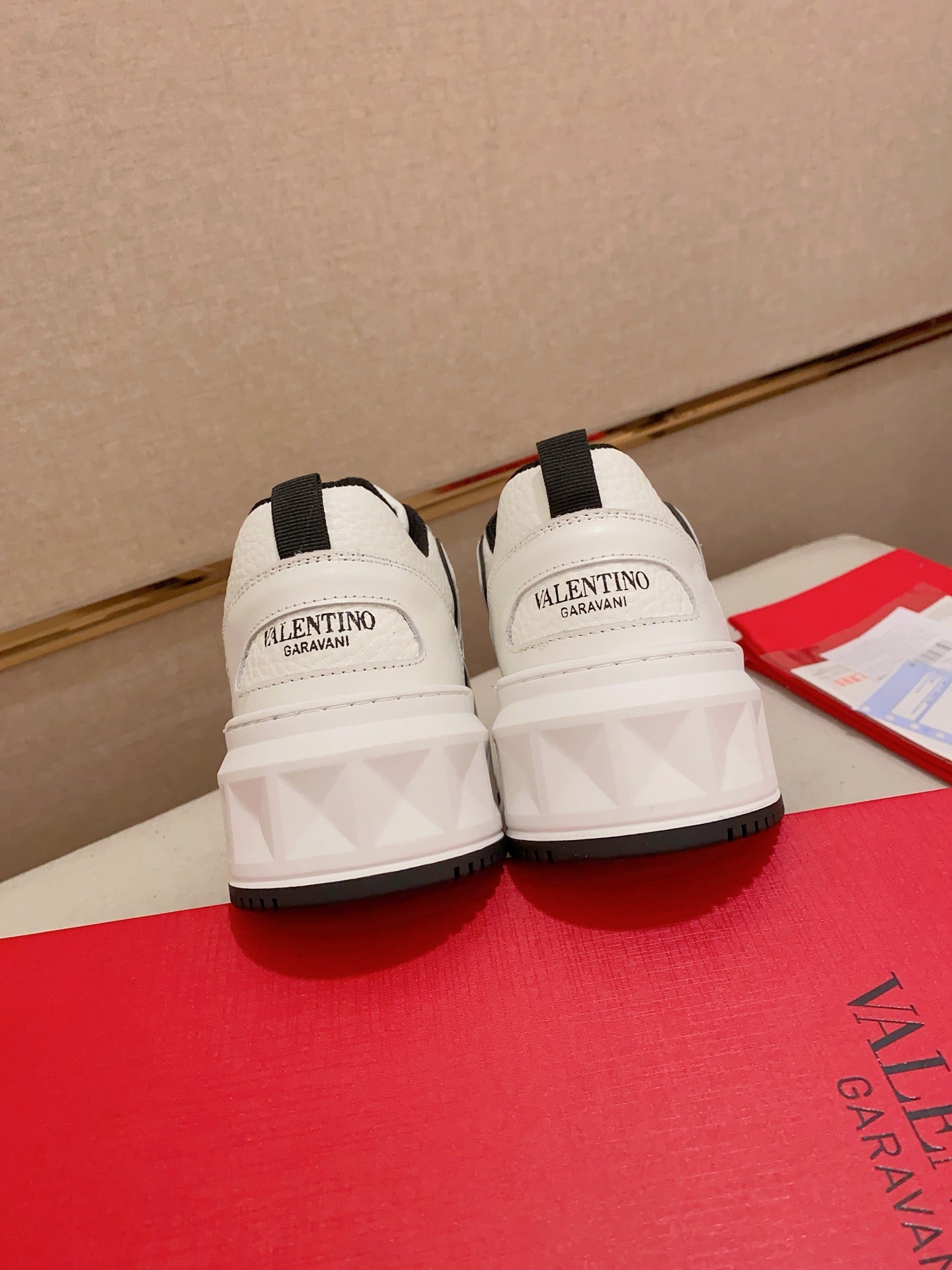 LuxluxHouse Best Quality Shoes Valentino