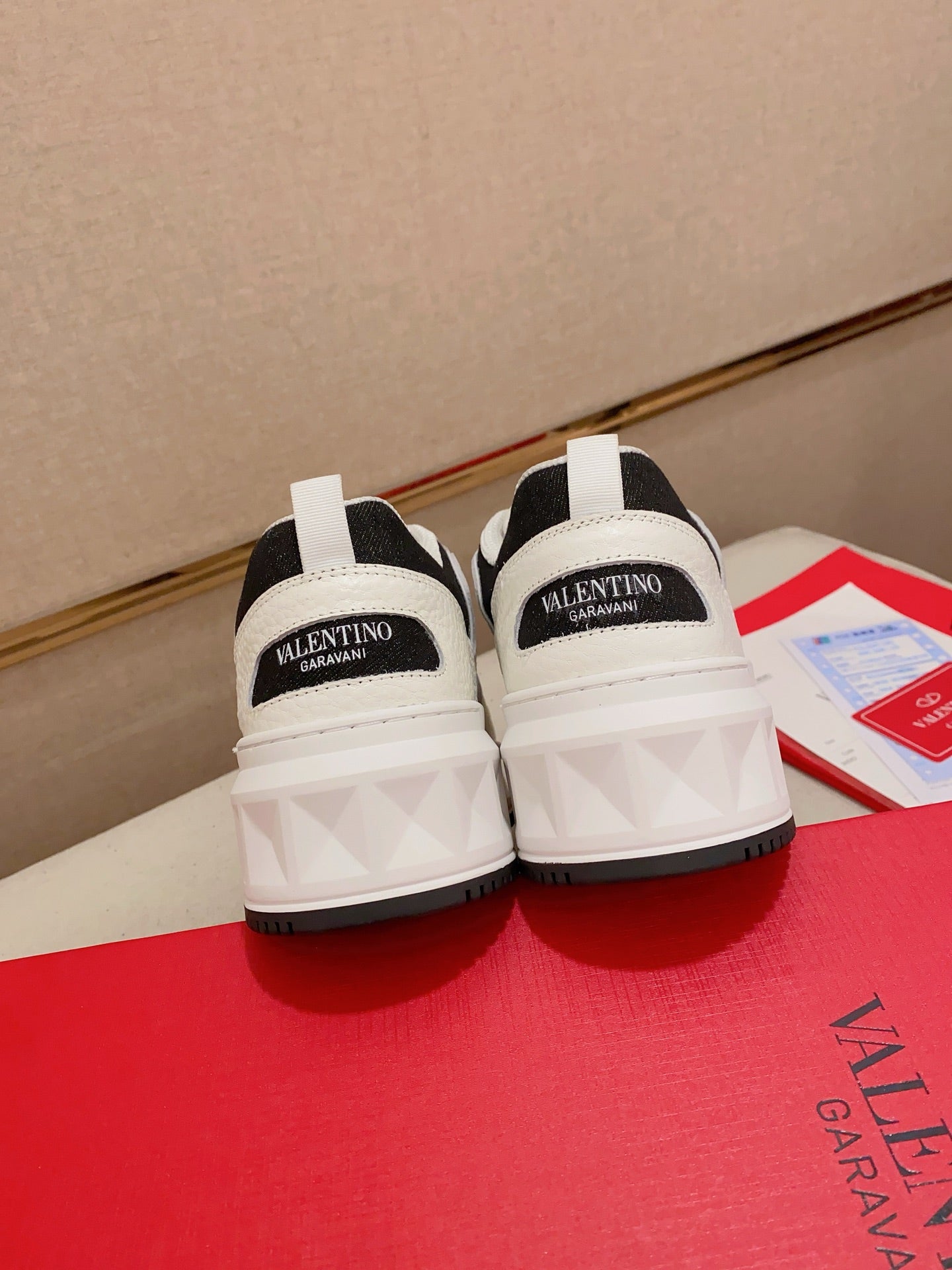 LuxluxHouse Best Quality Shoes Valentino