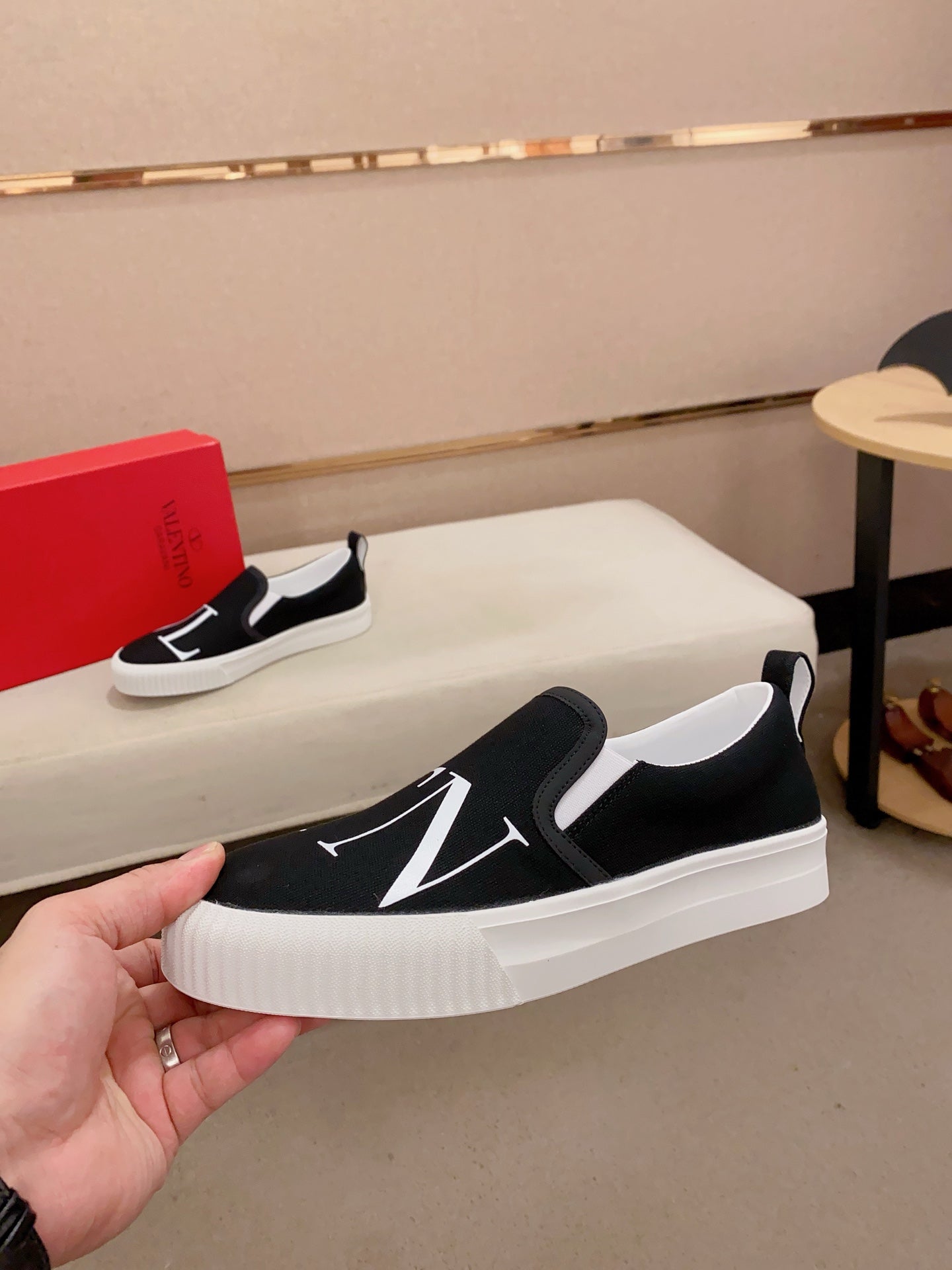 LuxluxHouse Best Quality Shoes Valentino