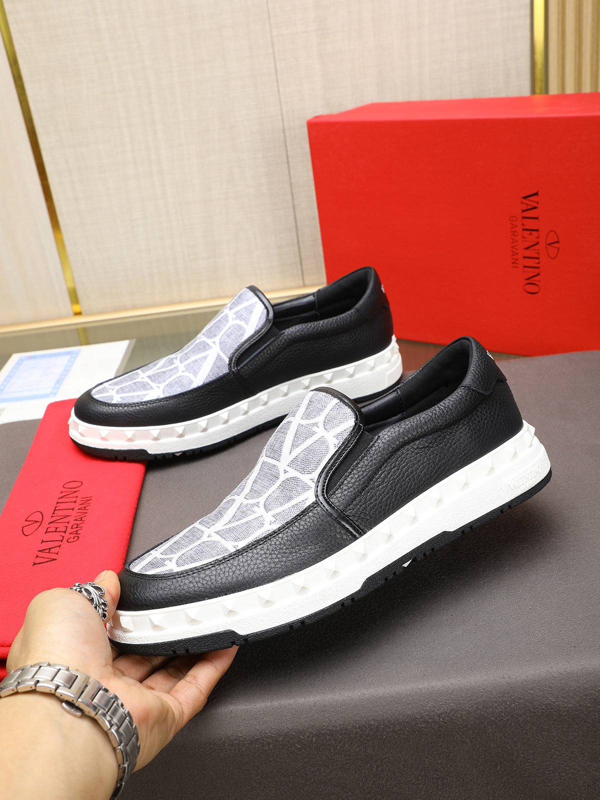 LuxluxHouse Best Quality Shoes Valentino