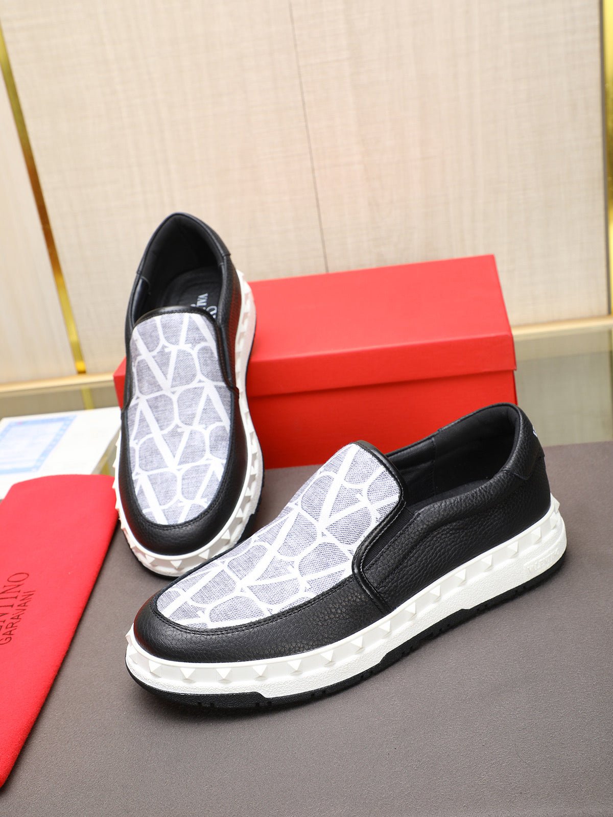 LuxluxHouse Best Quality Shoes Valentino