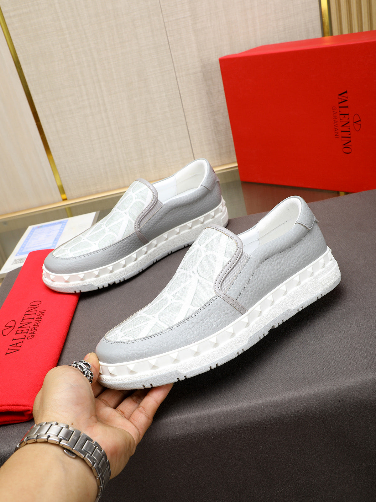 LuxluxHouse Best Quality Shoes Valentino