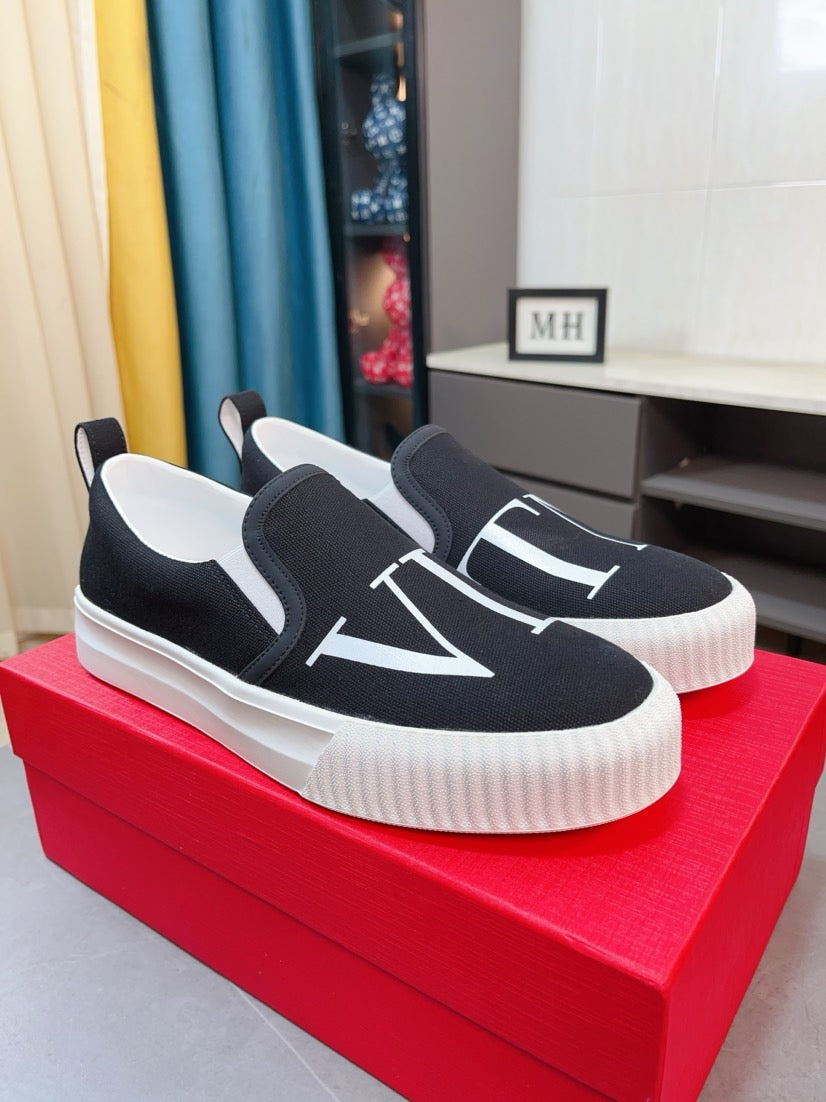 LuxluxHouse Best Quality Shoes Valentino