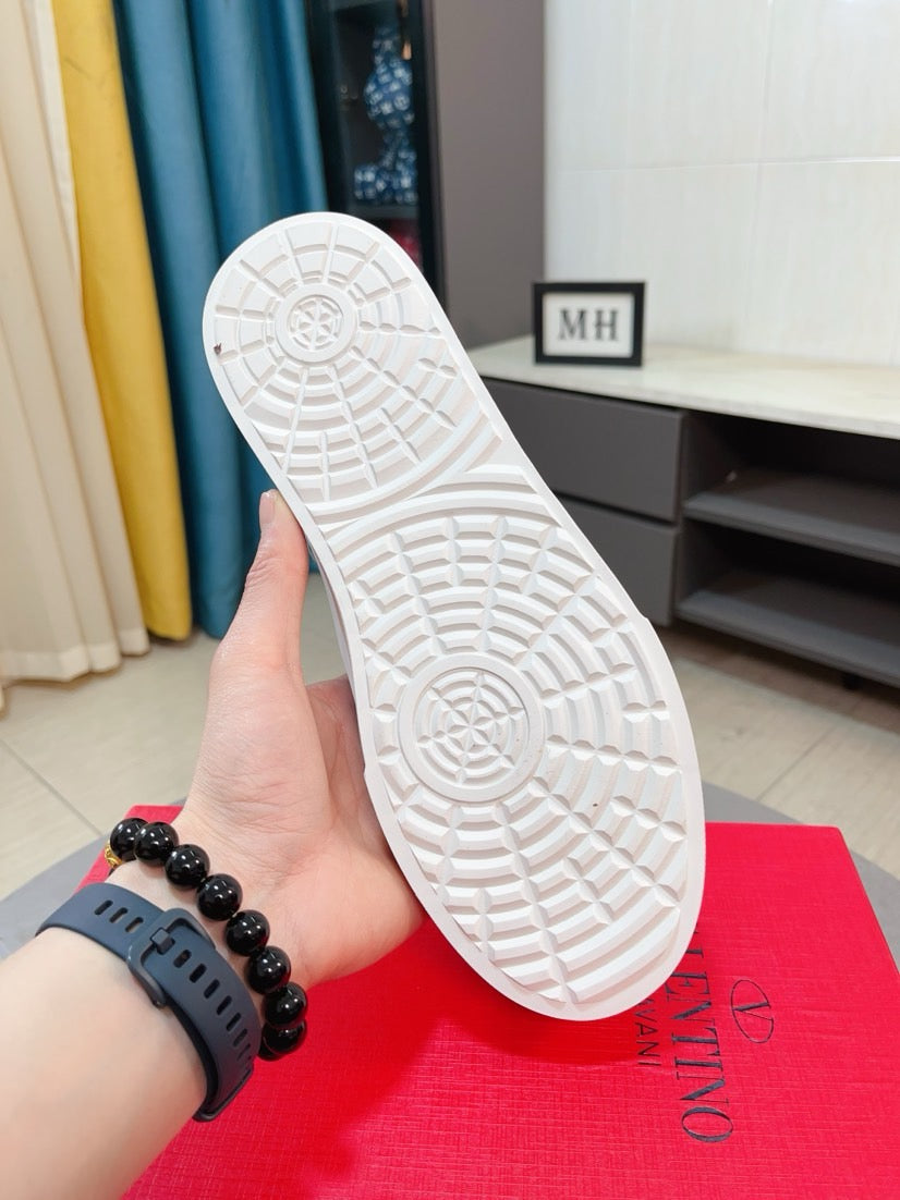 LuxluxHouse Best Quality Shoes Valentino