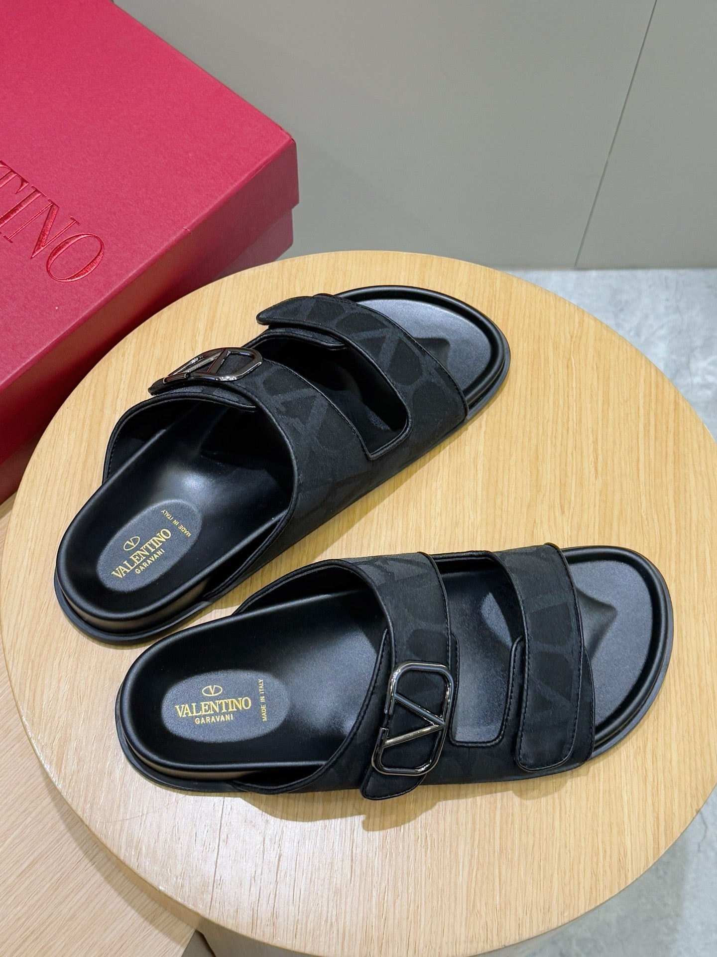 LuxluxHouse Best Quality Sandals Valentino